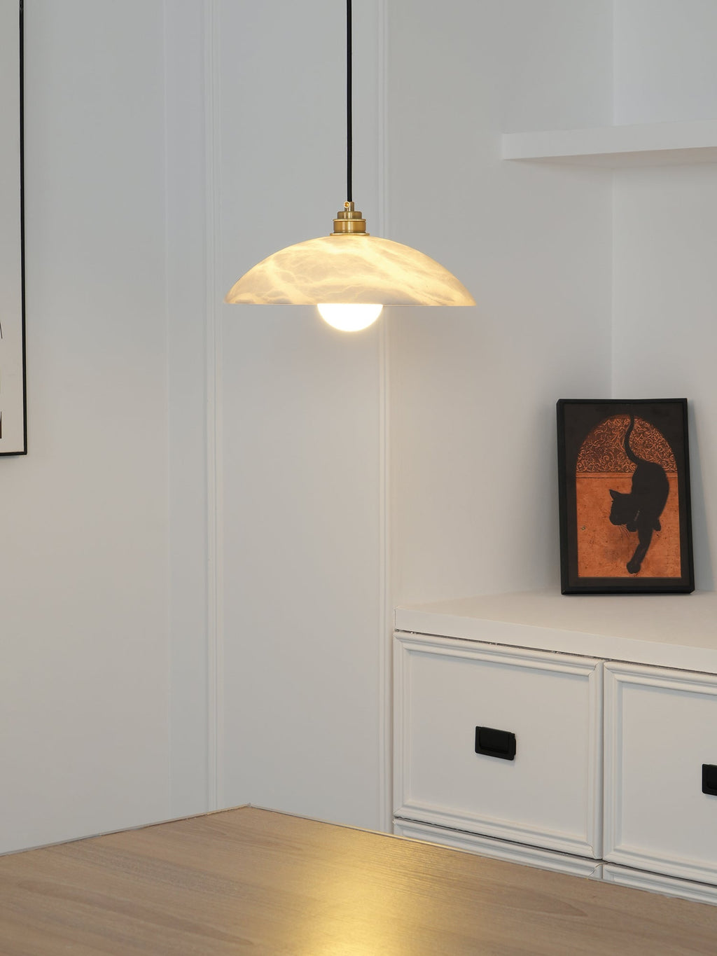 Suspension moderne Arnleif en Albâtre Laiton et blanc