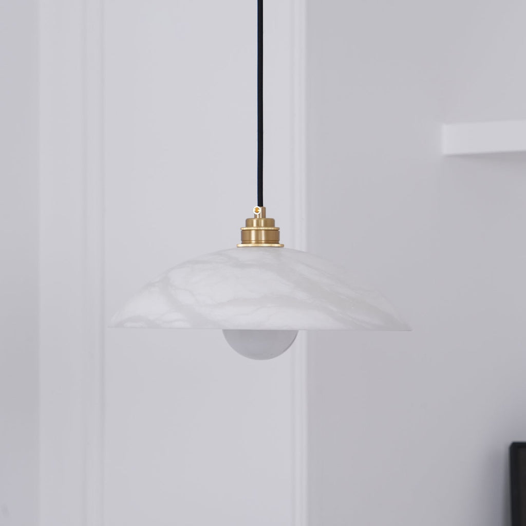 Suspension moderne Arnleif en Albâtre Laiton et blanc