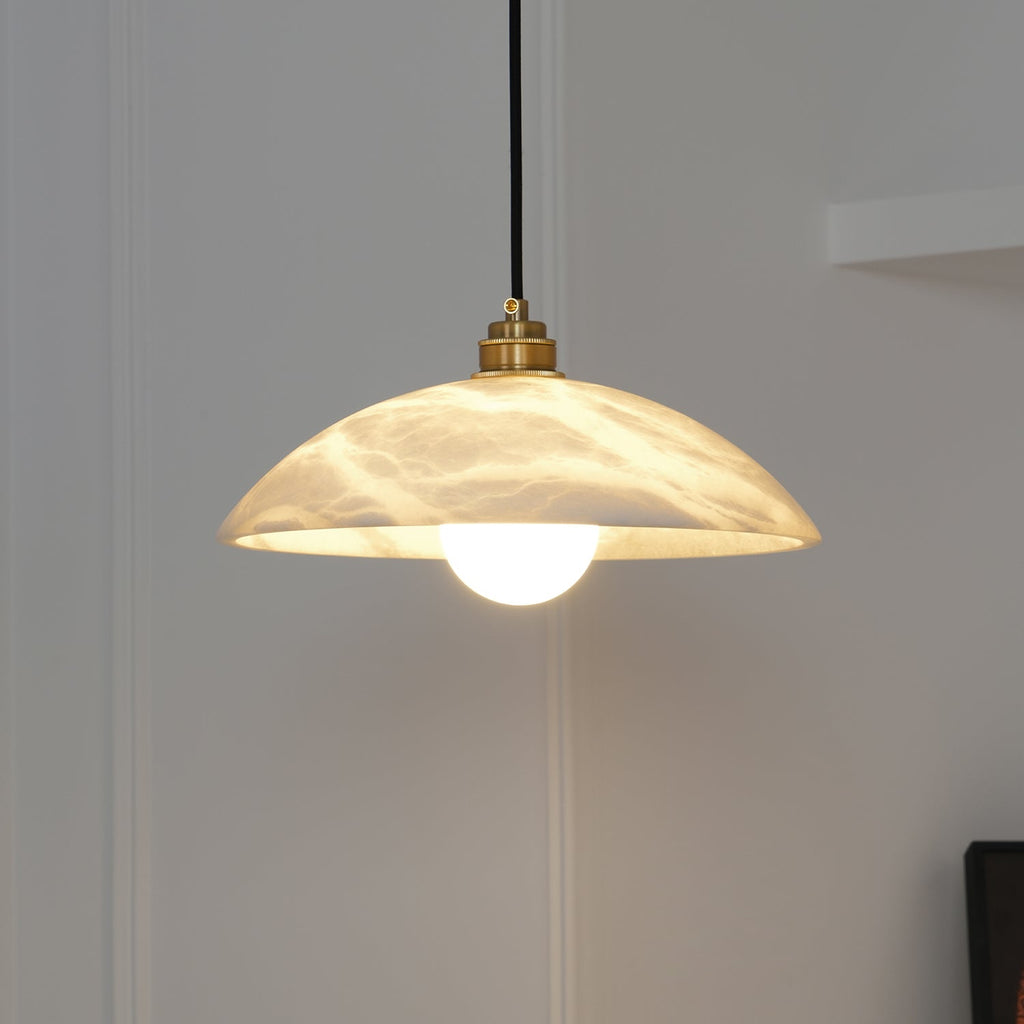 Suspension moderne Arnleif en Albâtre Laiton et blanc