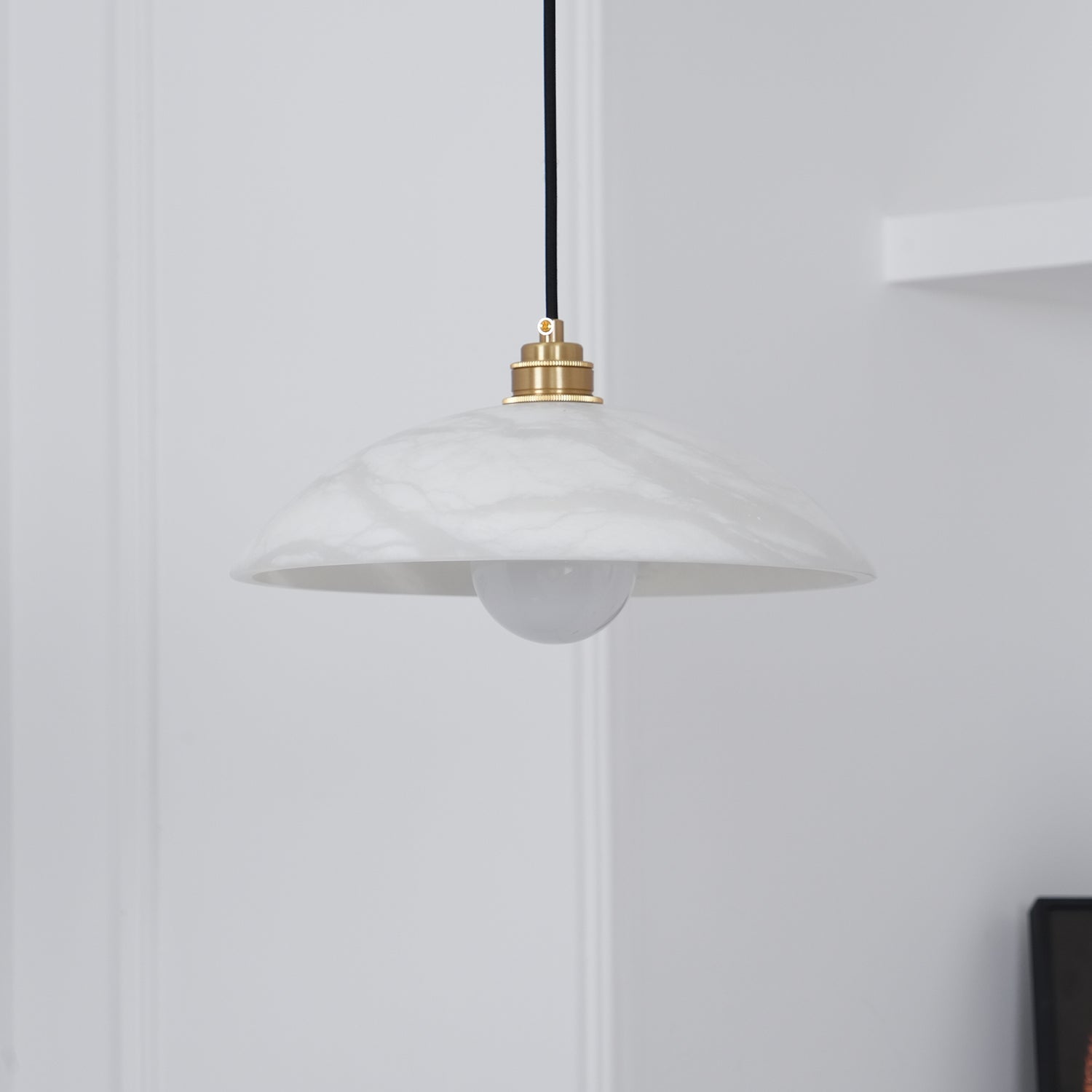 Suspension moderne Arnleif en Albâtre Laiton et blanc