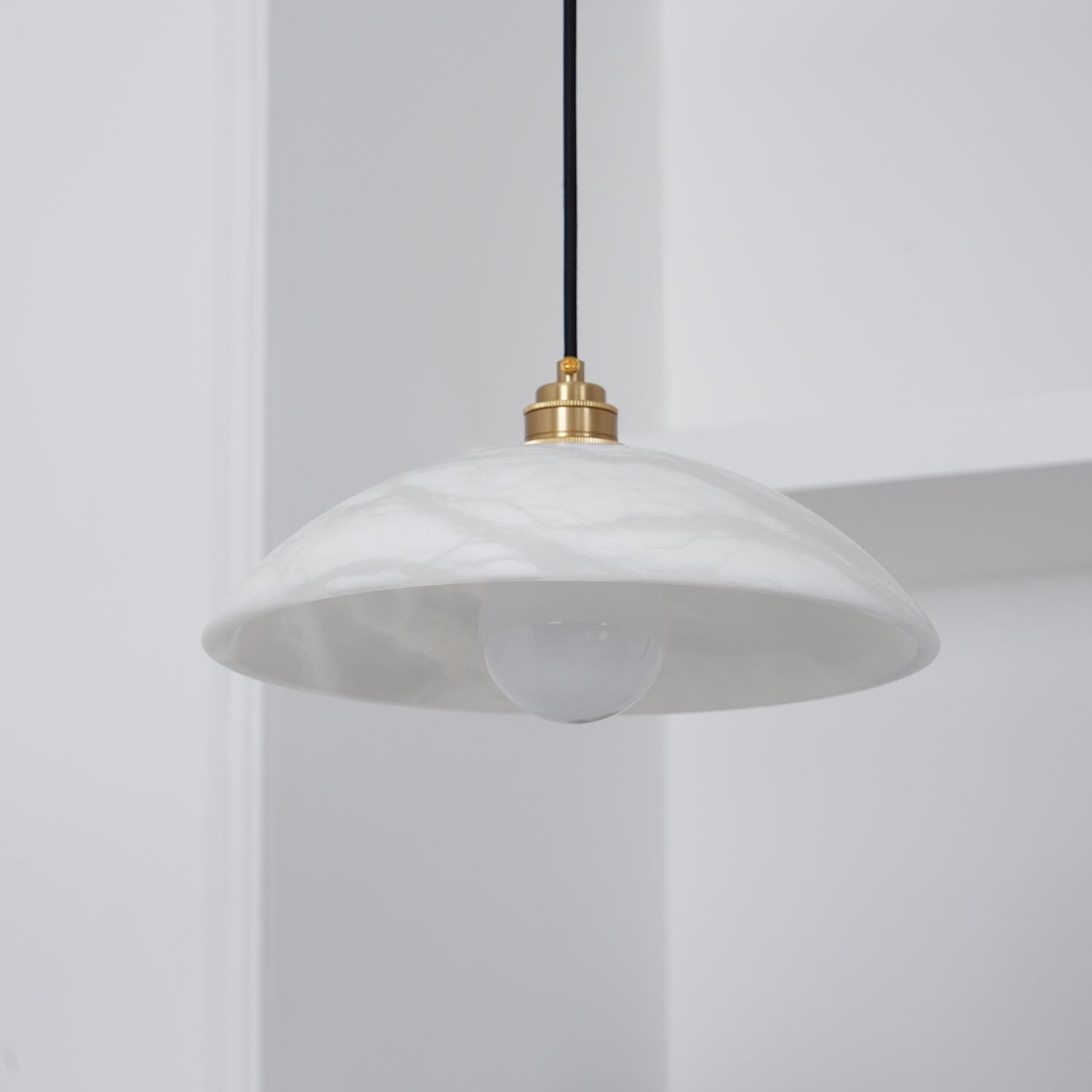 Suspension moderne Arnleif en Albâtre Laiton et blanc