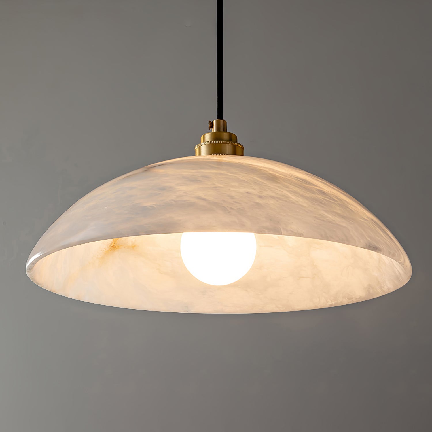 Suspension moderne Arnleif en Albâtre Laiton et blanc
