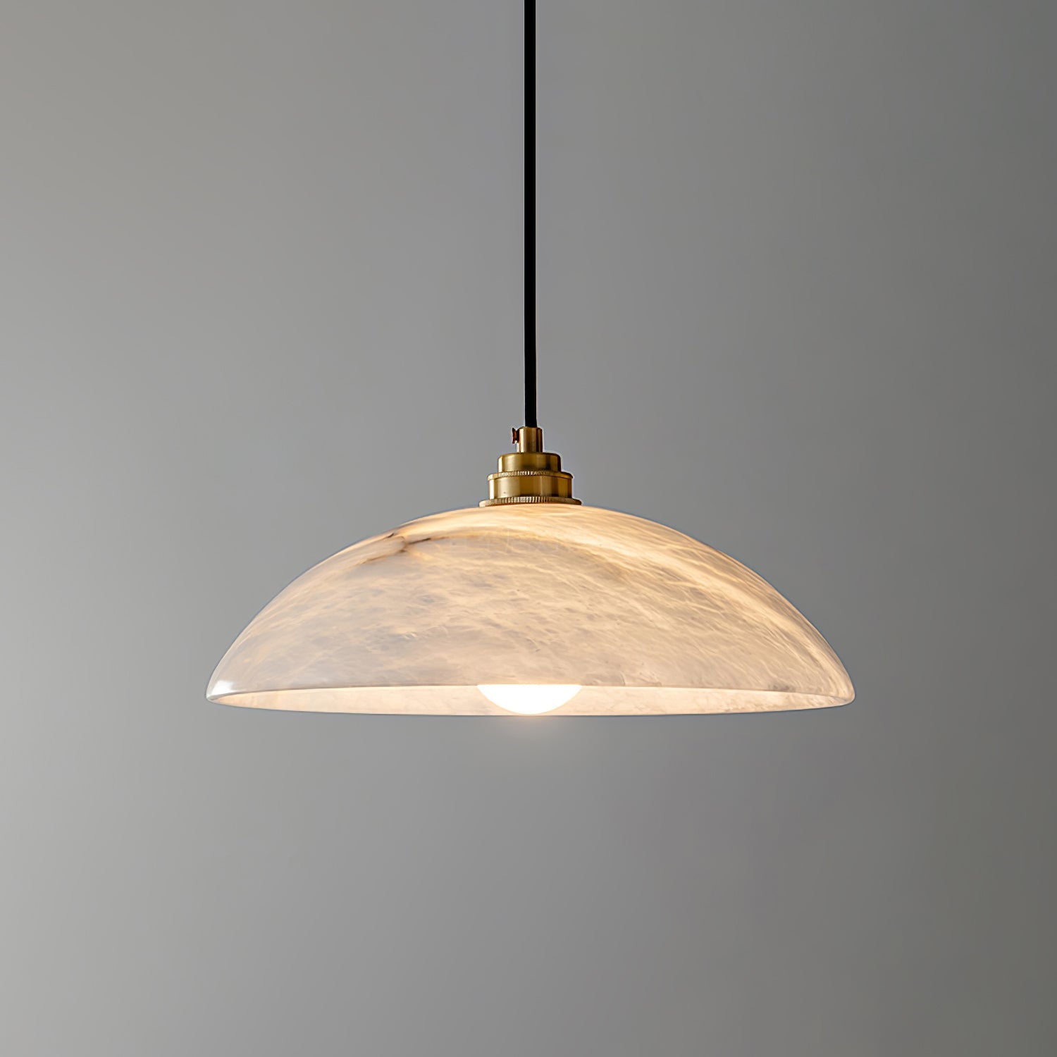 Suspension moderne Arnleif en Albâtre Laiton et blanc