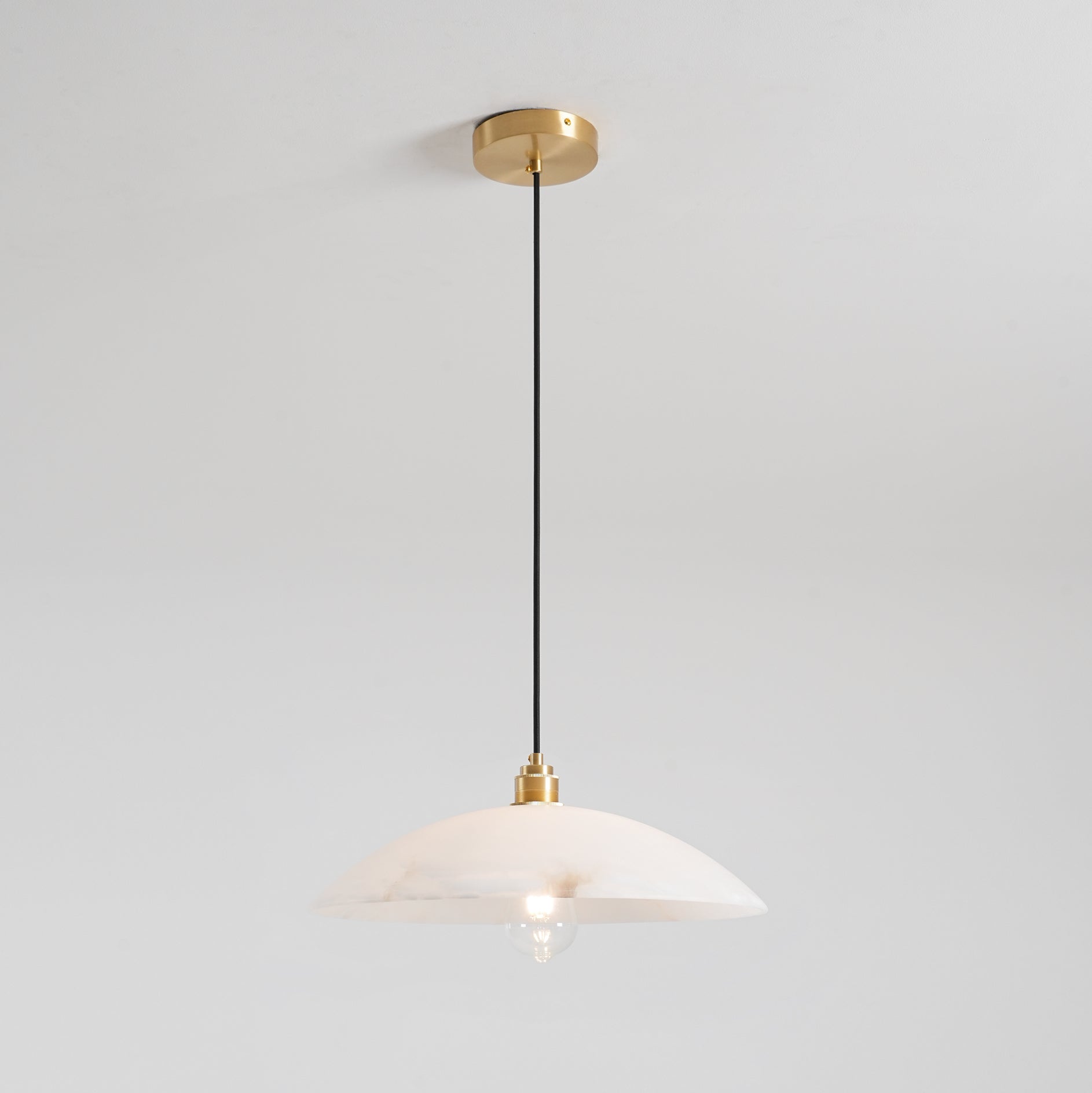 Suspension moderne Arnleif en Albâtre Laiton et blanc