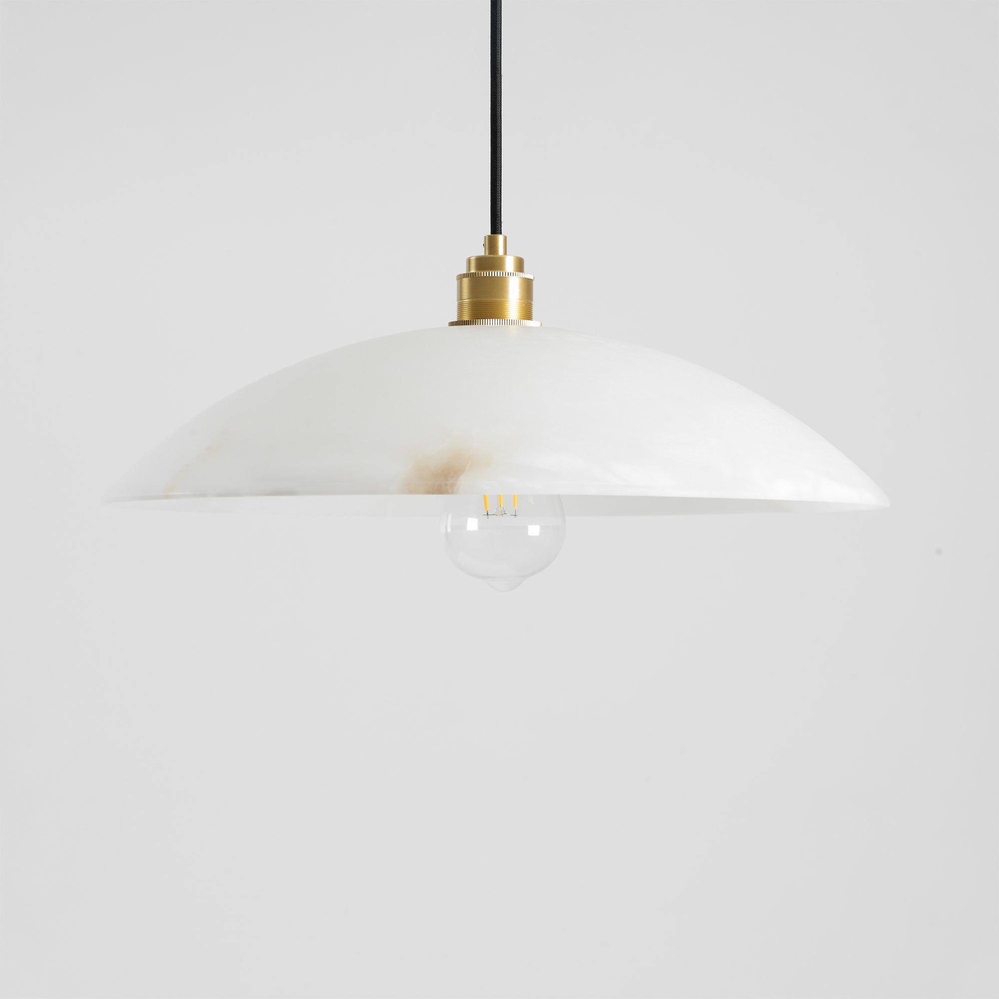 Suspension moderne Arnleif en Albâtre Laiton et blanc