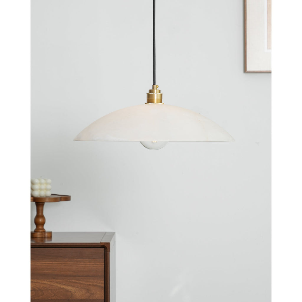 Suspension moderne Arnleif en Albâtre Laiton et blanc