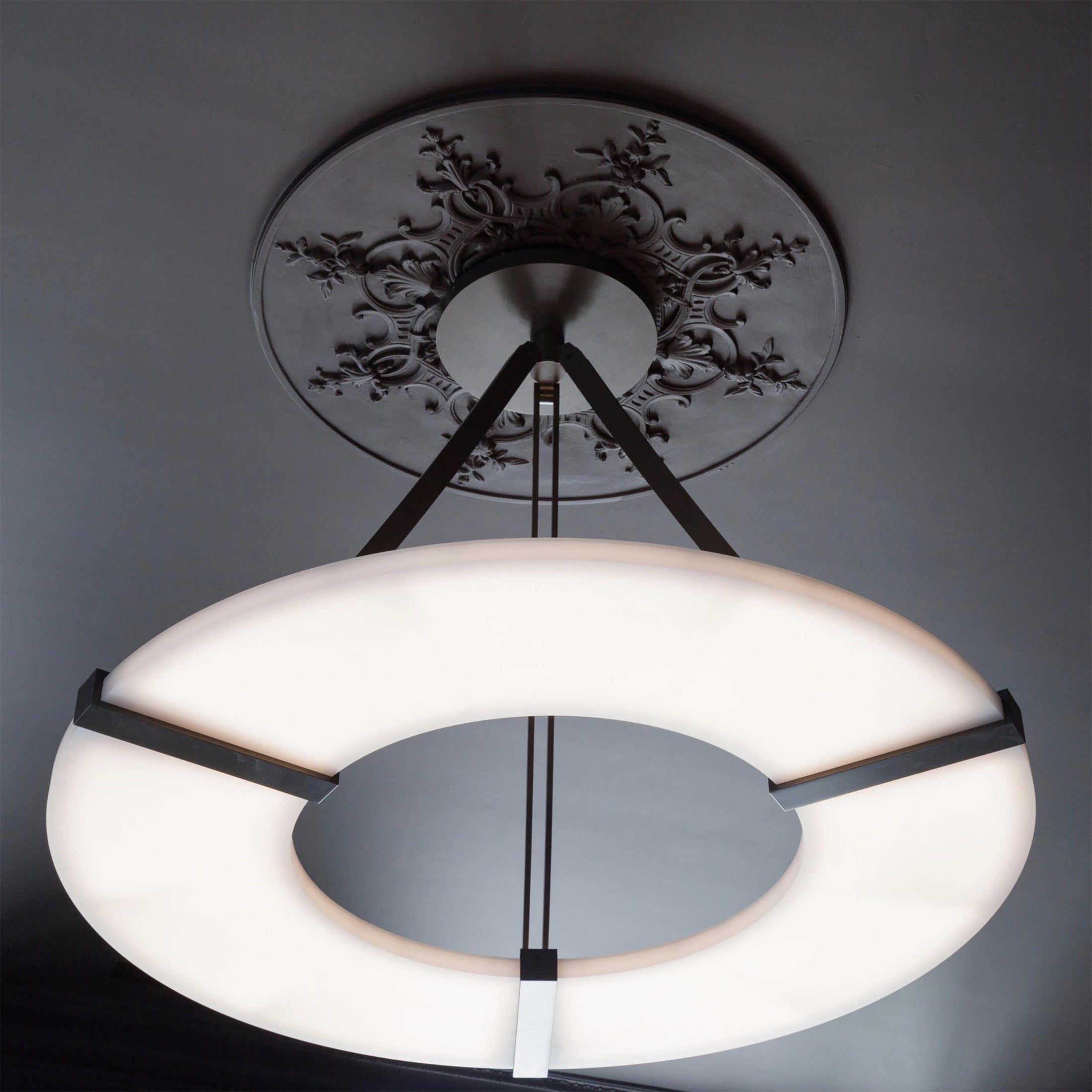 Suspension moderne Judson en Albâtre Noir et blanc