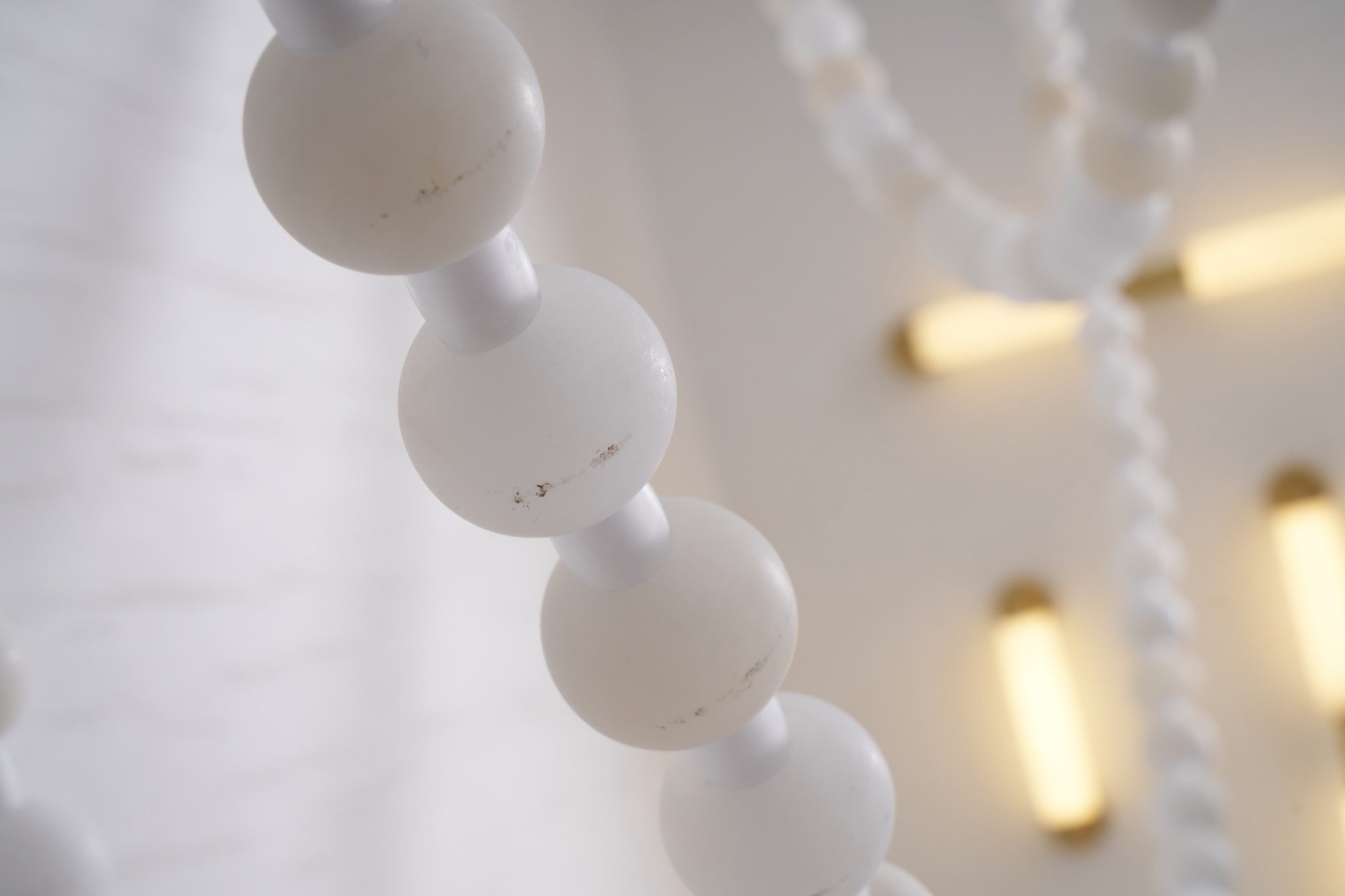 Lustre moderne Miska en Albâtre Or et blanc