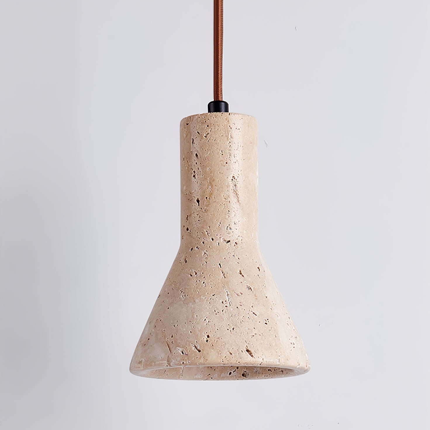 Suspension moderne Nevin en pierre Travertin jaune