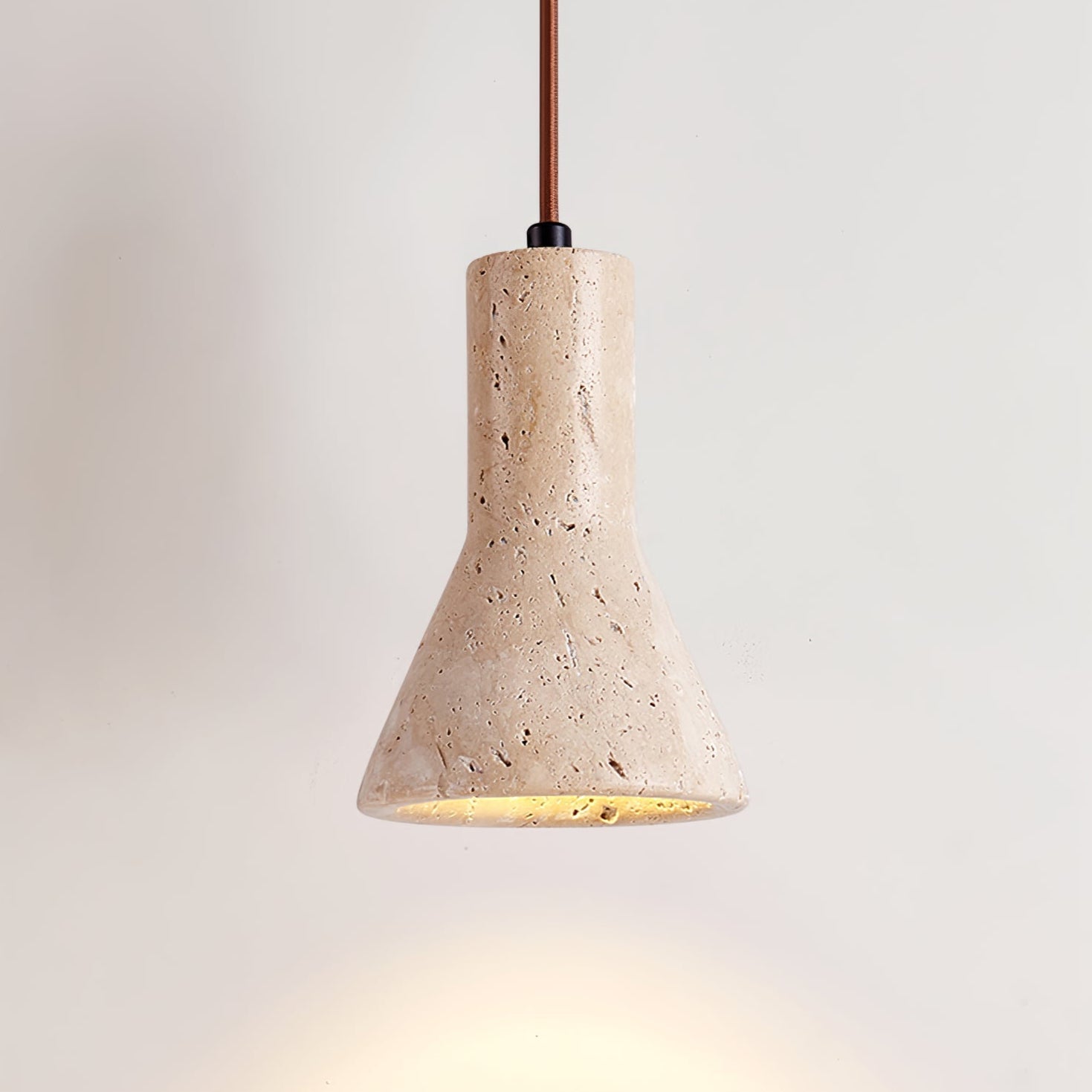 Suspension moderne Nevin en pierre Travertin jaune