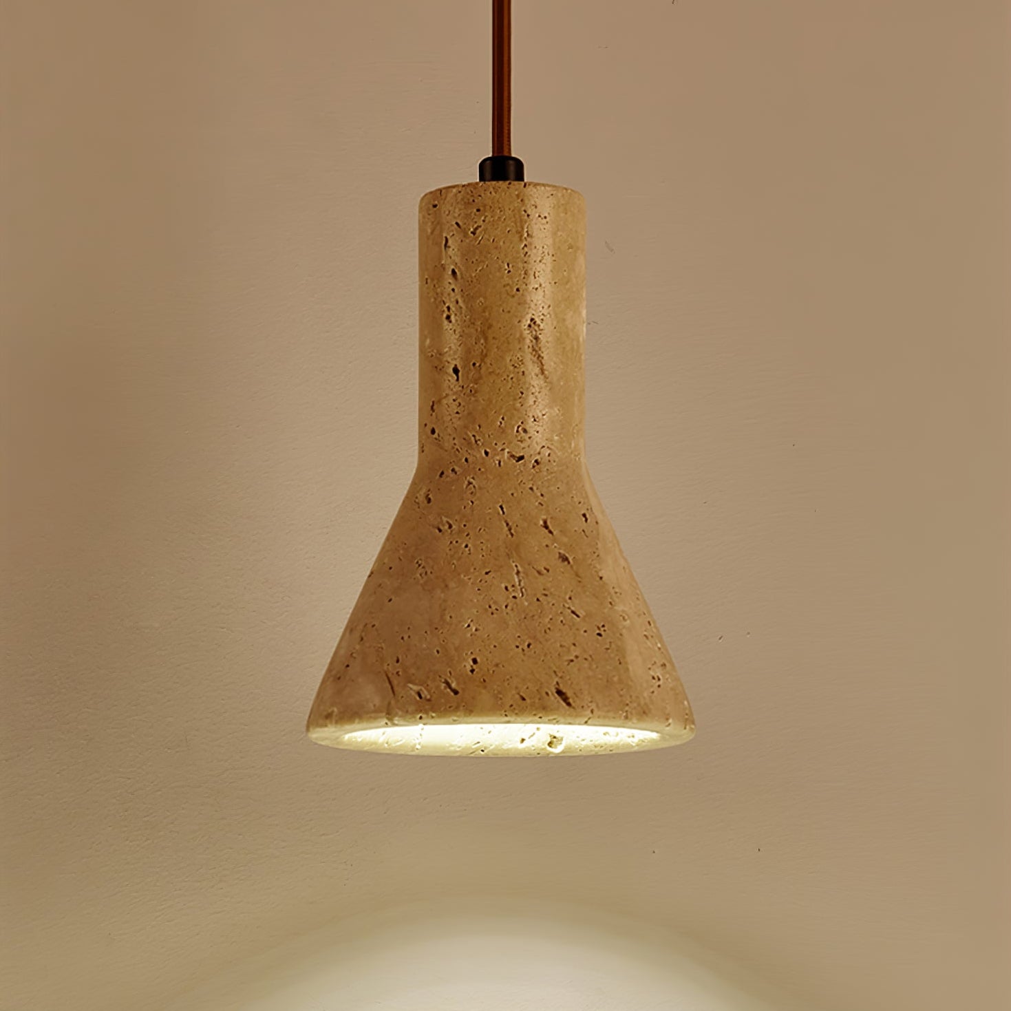 Suspension moderne Nevin en pierre Travertin jaune