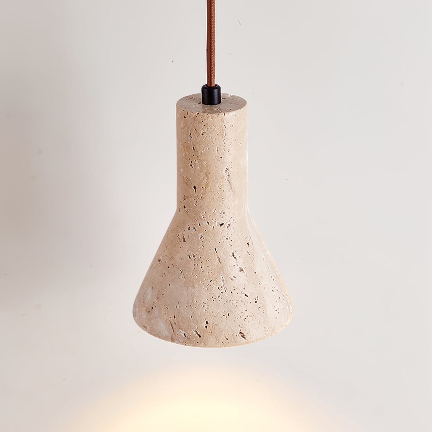 Suspension moderne Nevin en pierre Travertin jaune