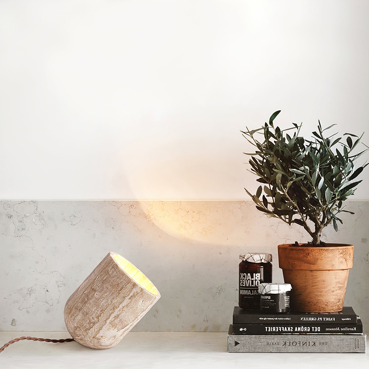 Lampe à poser moderne Faber en Travertin jaune
