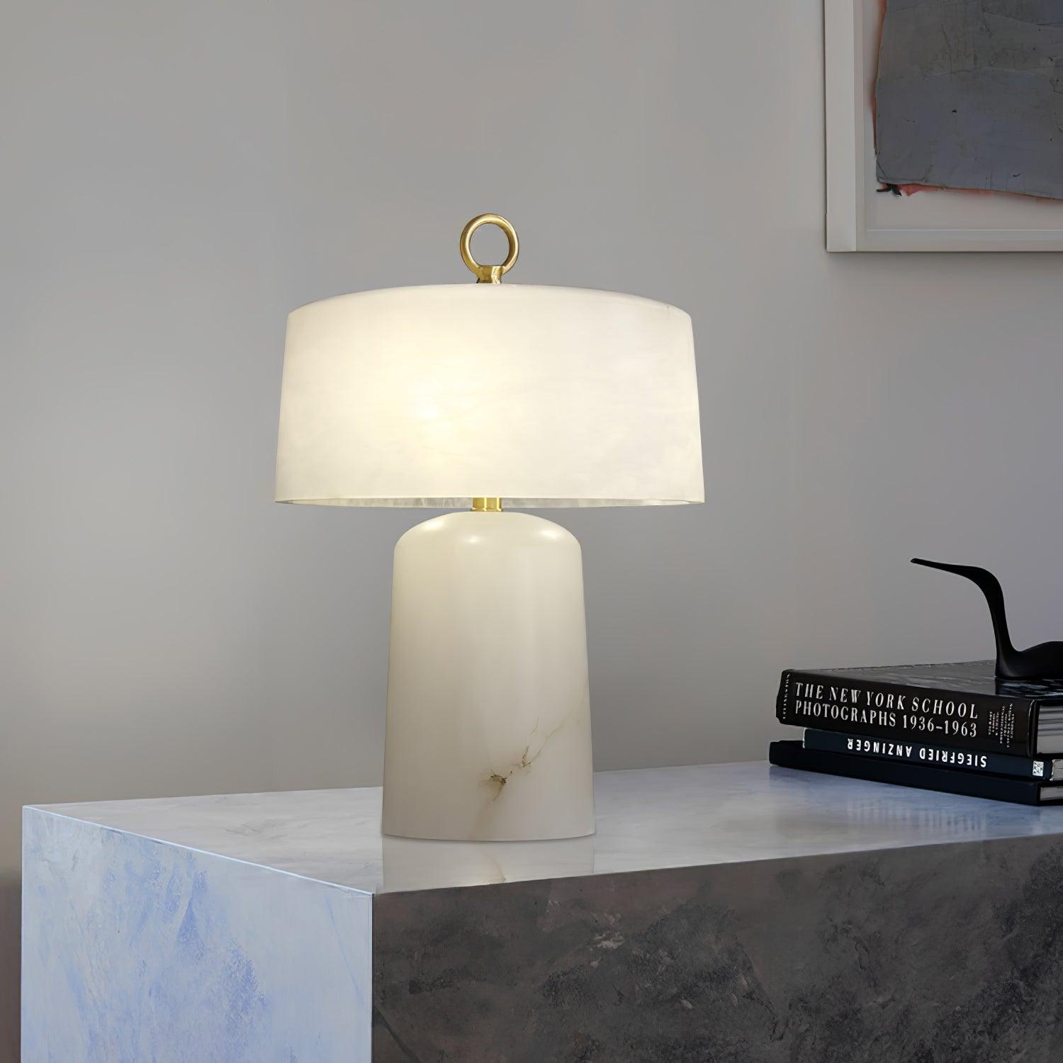 Lampe à poser moderne Walden en Albâtre Blanc et laiton
