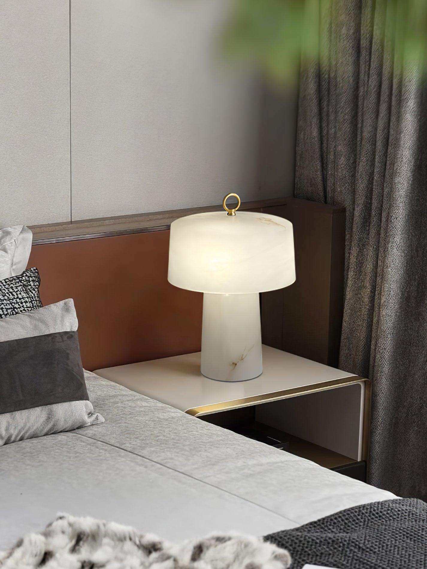 Lampe à poser moderne Walden en Albâtre Blanc et laiton