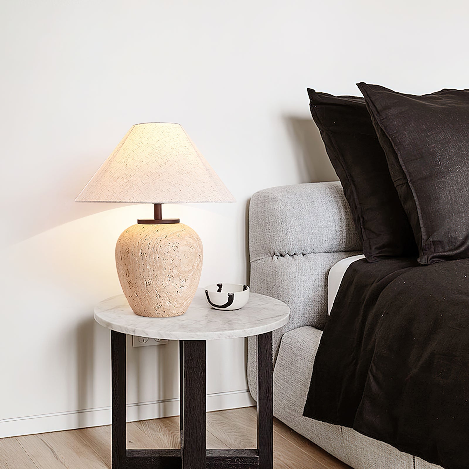 Lampe à poser moderne Vigbert en Travertin Beige et blanc