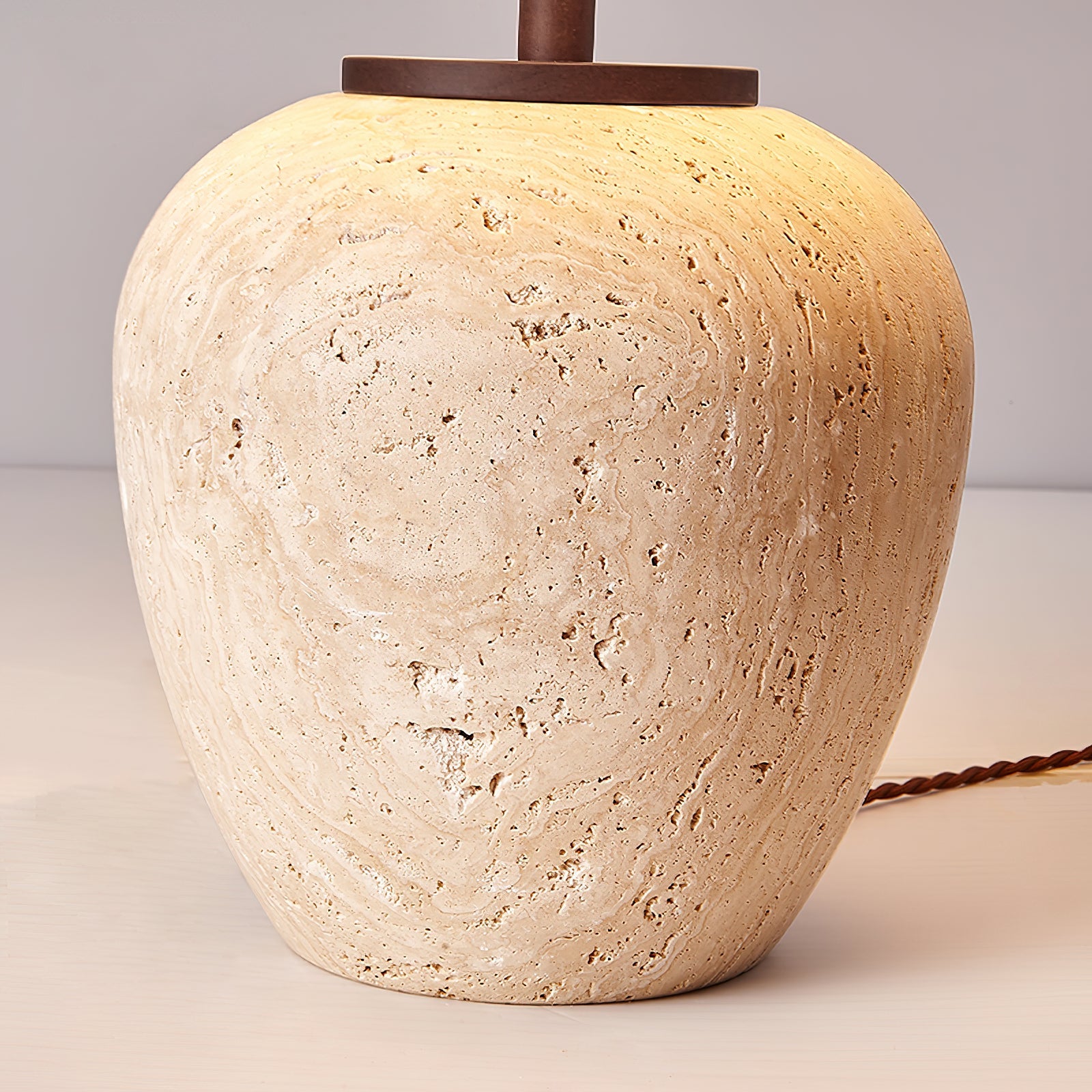 Lampe à poser moderne Vigbert en Travertin Beige et blanc