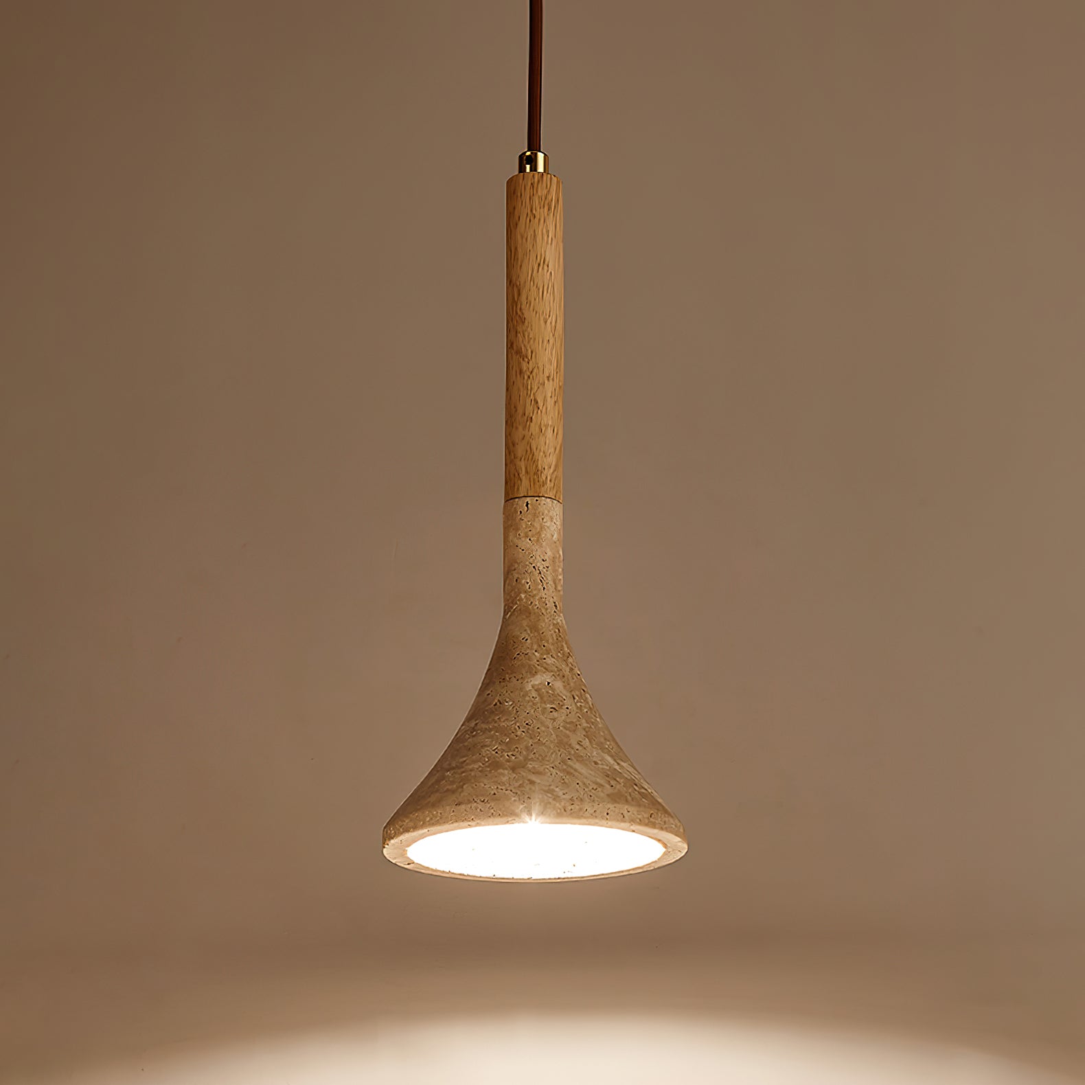 Suspension moderne Percival en Noyer et travertin jaune