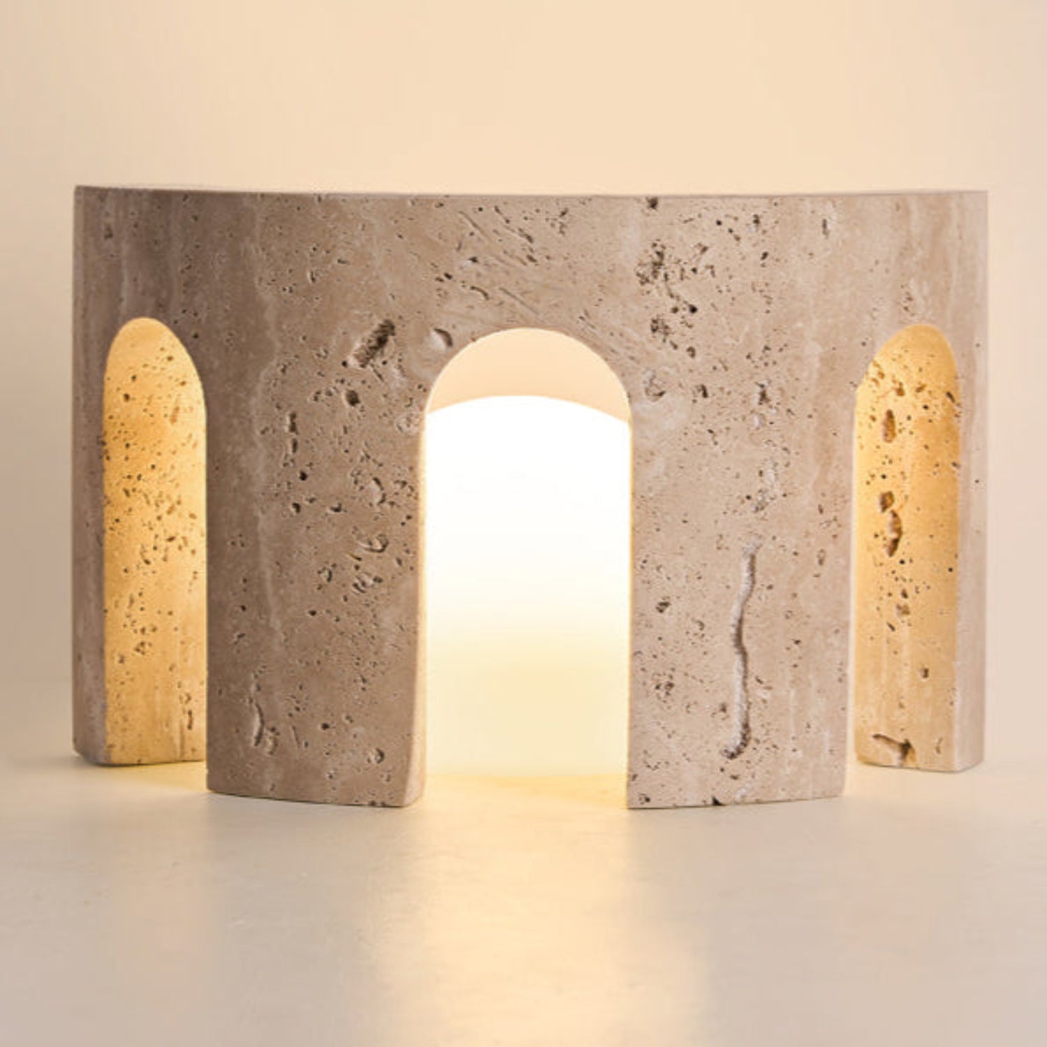 Lampe à poser moderne Jagger en pierre Travertin jaune et blanc