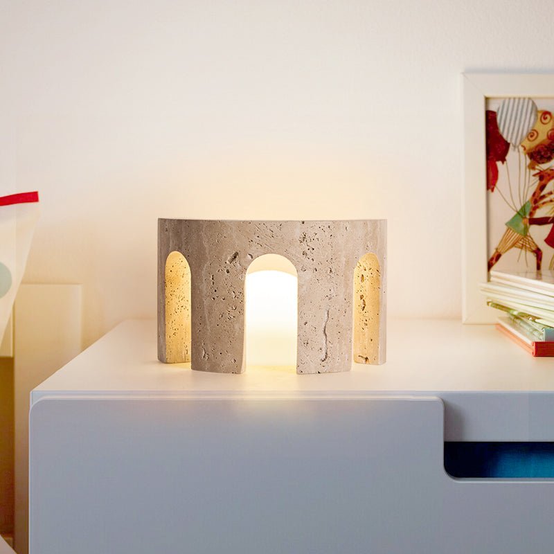 Lampe à poser moderne Jagger en pierre Travertin jaune et blanc