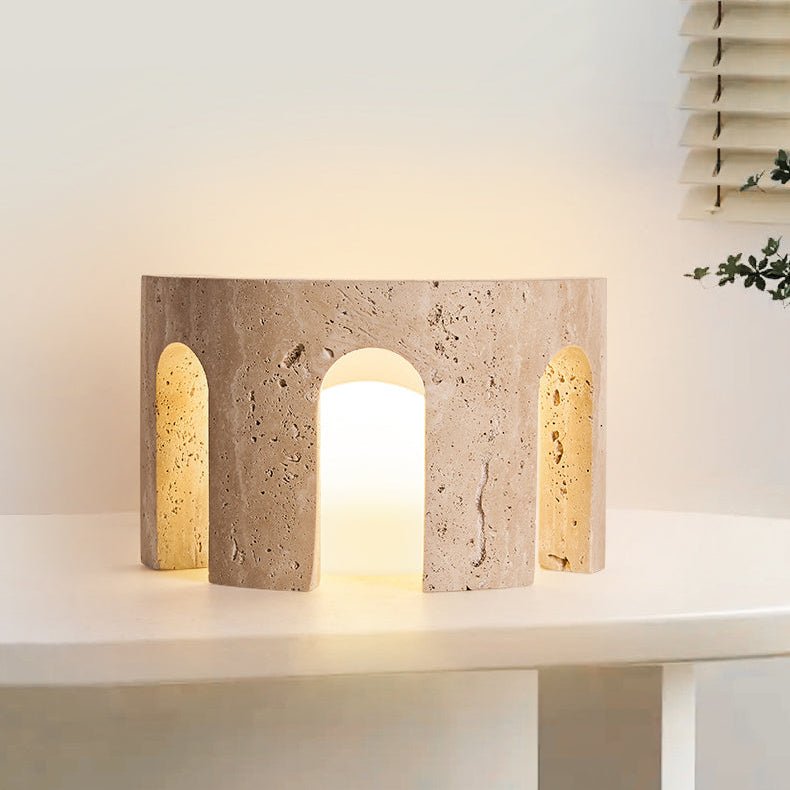 Lampe à poser moderne Jagger en pierre Travertin jaune et blanc