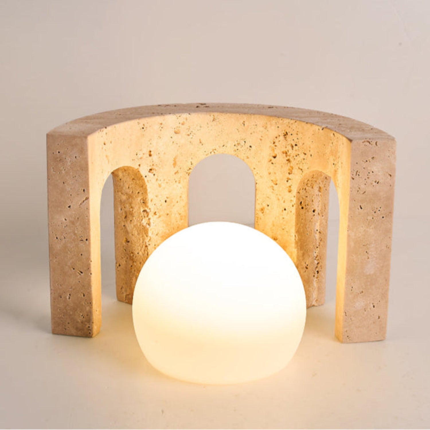 Lampe à poser moderne Jagger en pierre Travertin jaune et blanc
