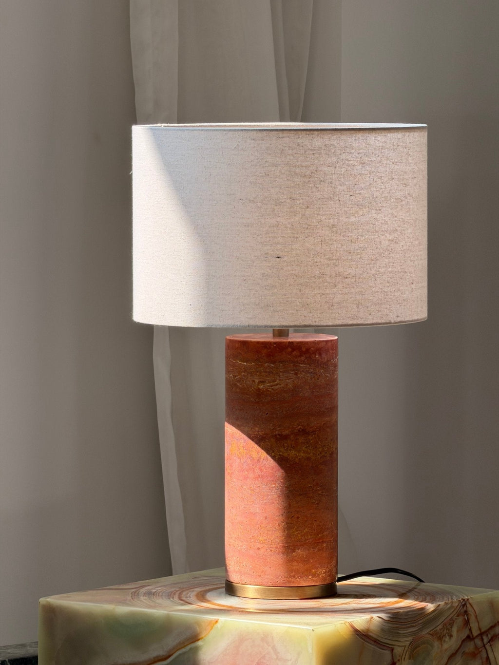 Lampe à poser moderne Hob en pierre, Marbre Rouge travertin et beige