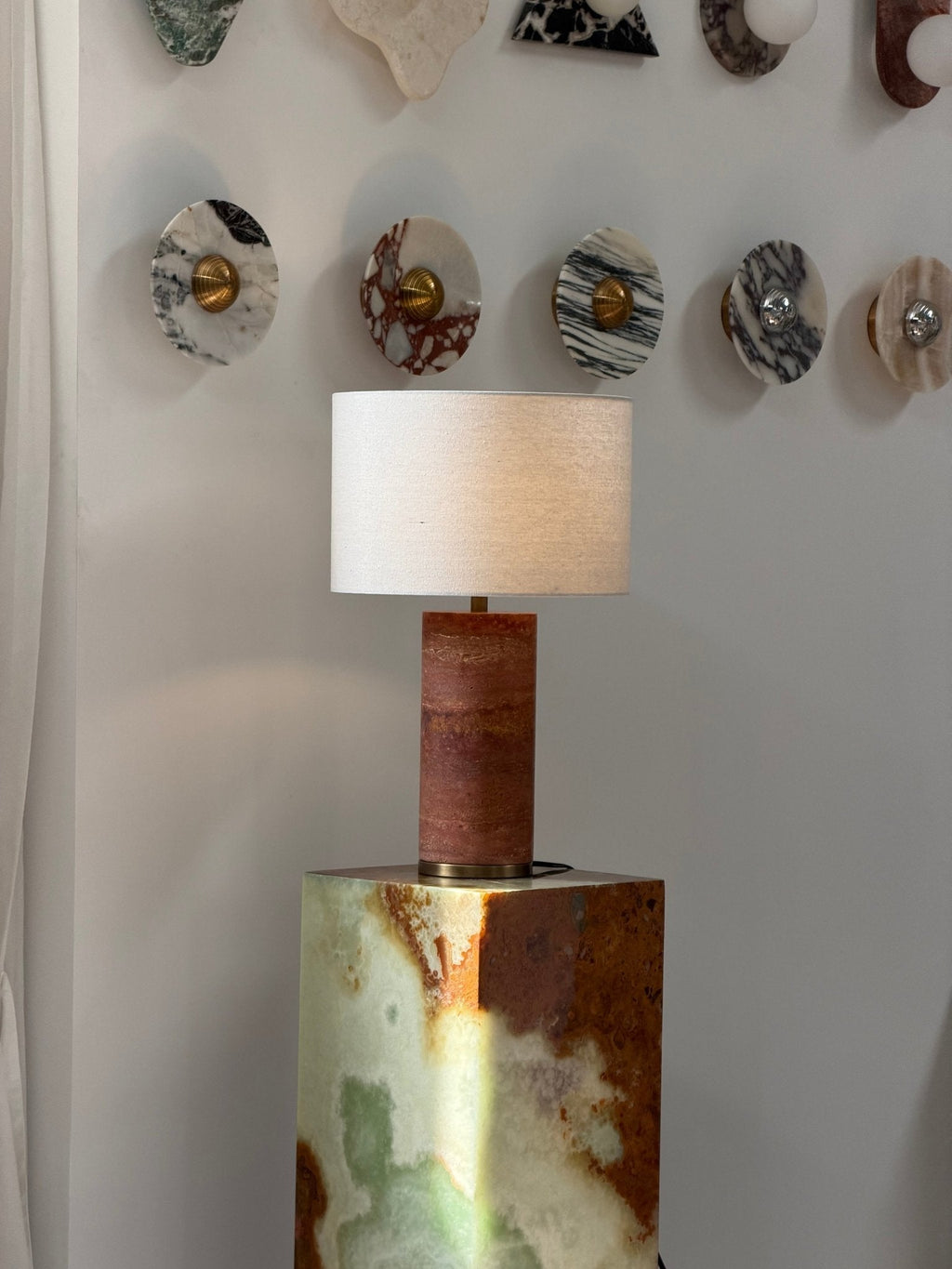 Lampe à poser moderne Hob en pierre, Marbre Travertin jaune et beige