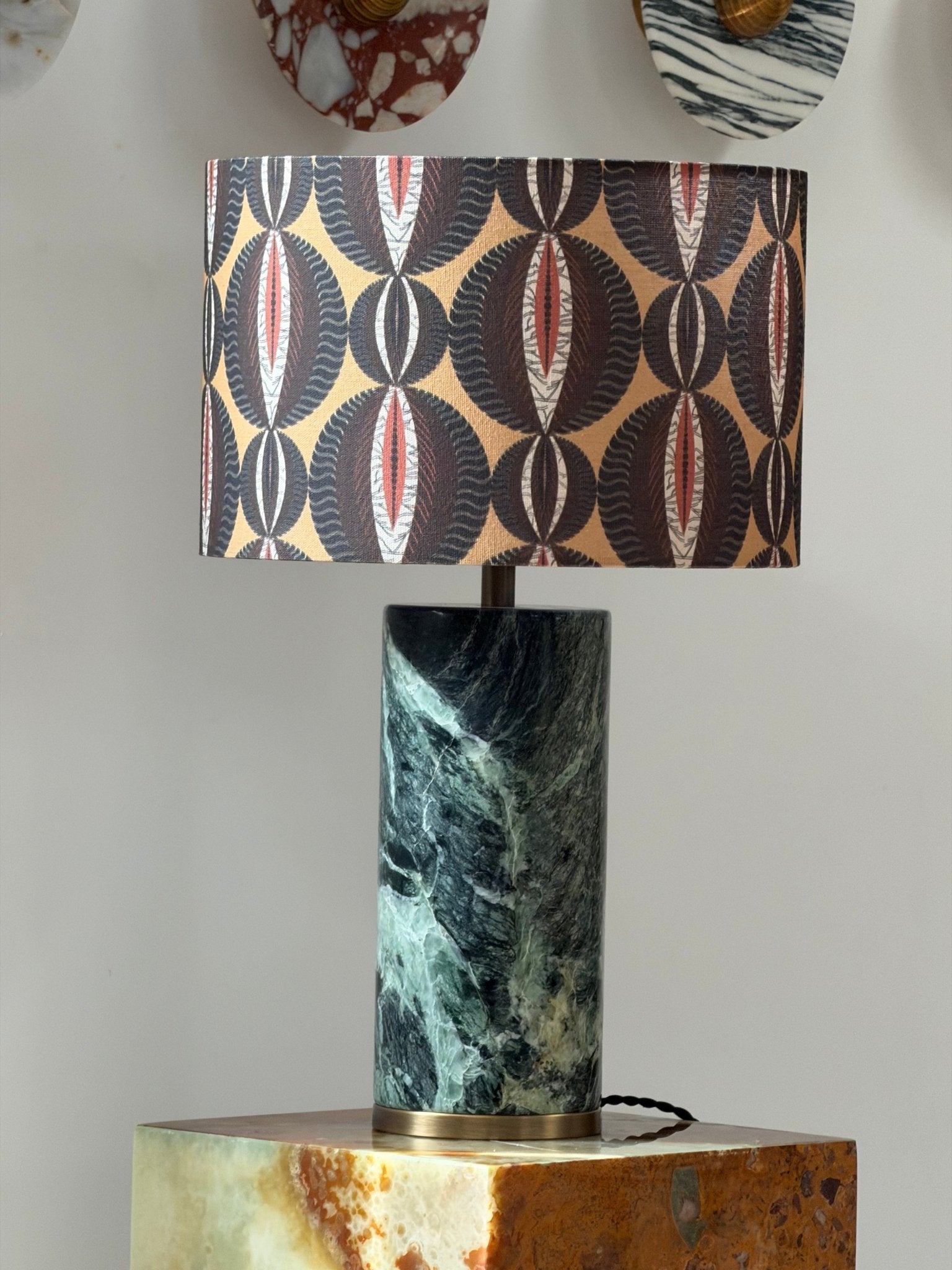 Lampe à poser moderne Hob en pierre, Marbre Travertin jaune et noir