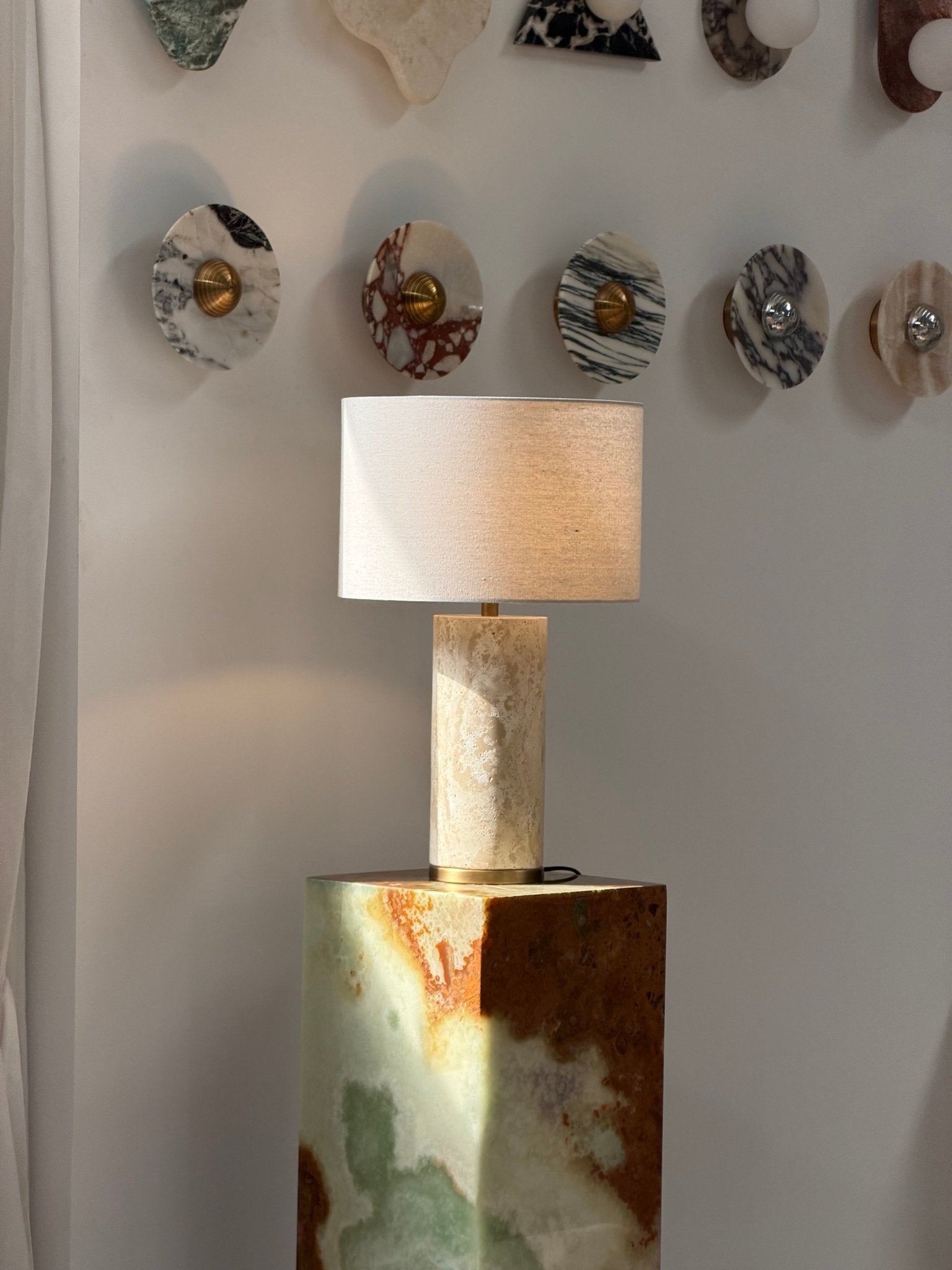 Lampe à poser moderne Hob en pierre, Marbre Travertin jaune et noir