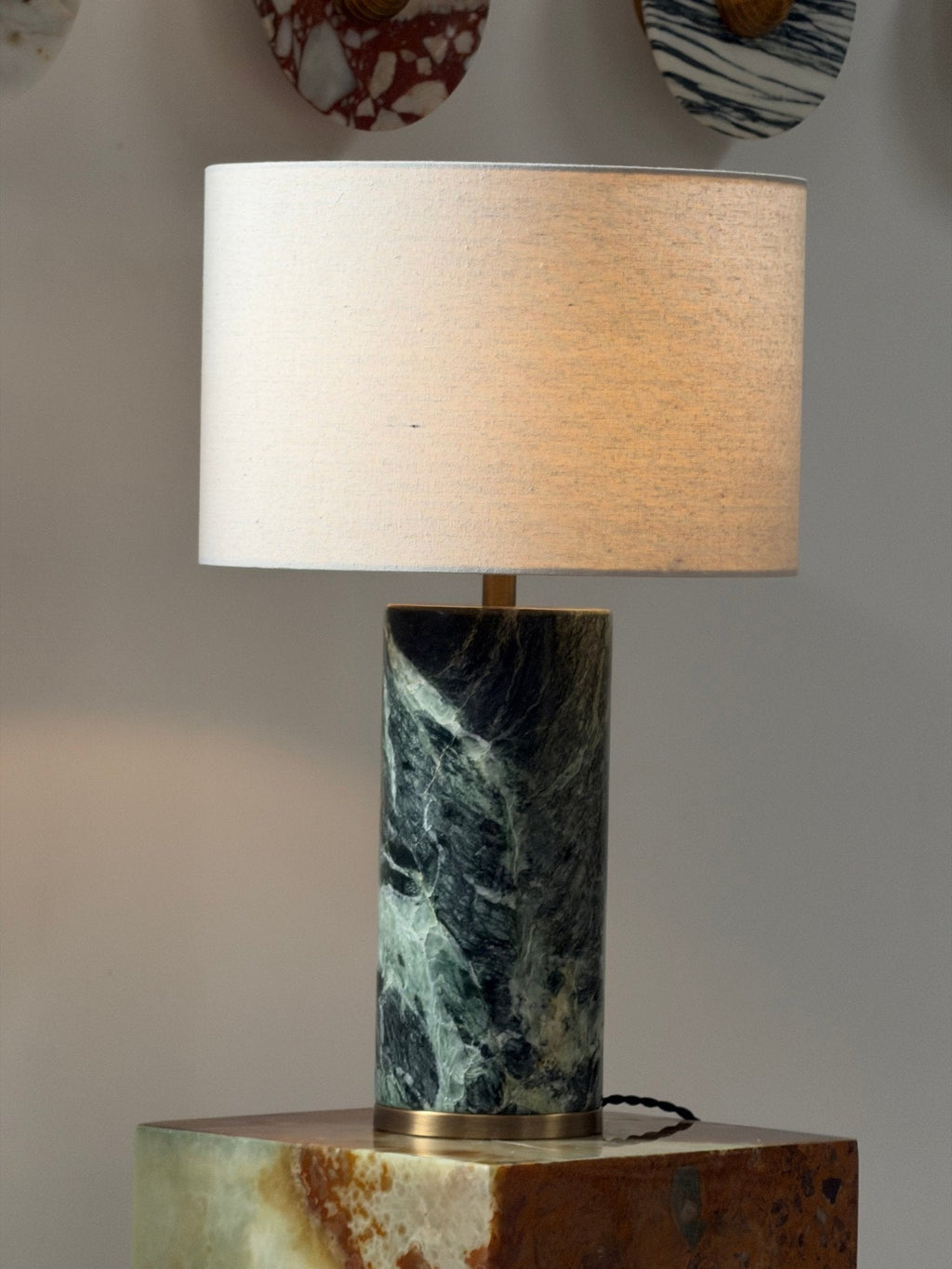 Lampe à poser moderne Hob en pierre, Marbre Travertin jaune et beige