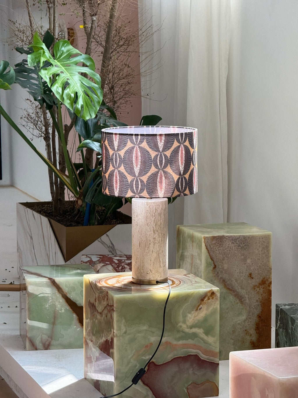 Lampe à poser moderne Hob en pierre, Travertin Vert marbre et beige
