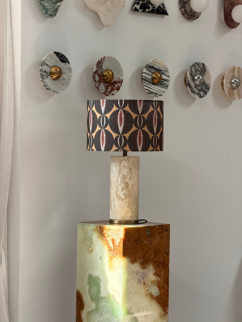 Lampe à poser moderne Hob en pierre, Marbre Rouge travertin et noir