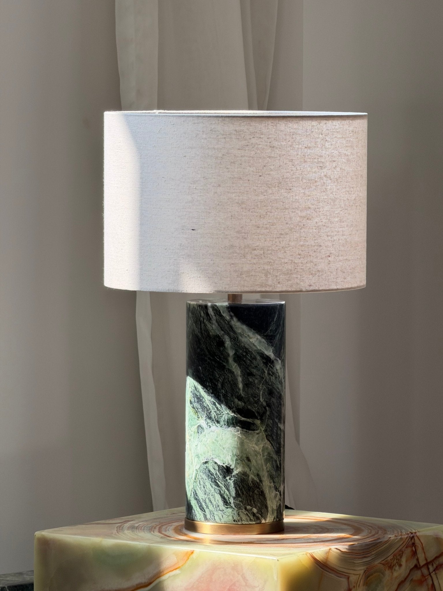 Lampe à poser moderne Hob en pierre, Marbre Rouge travertin et noir