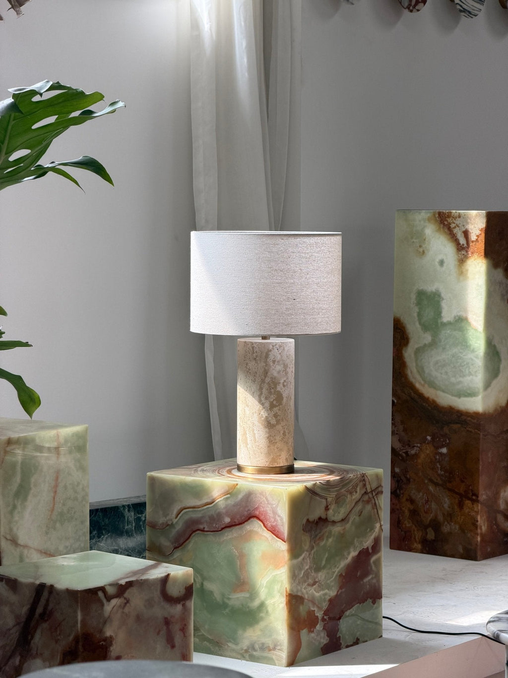 Lampe à poser moderne Hob en pierre, Marbre Travertin jaune et noir