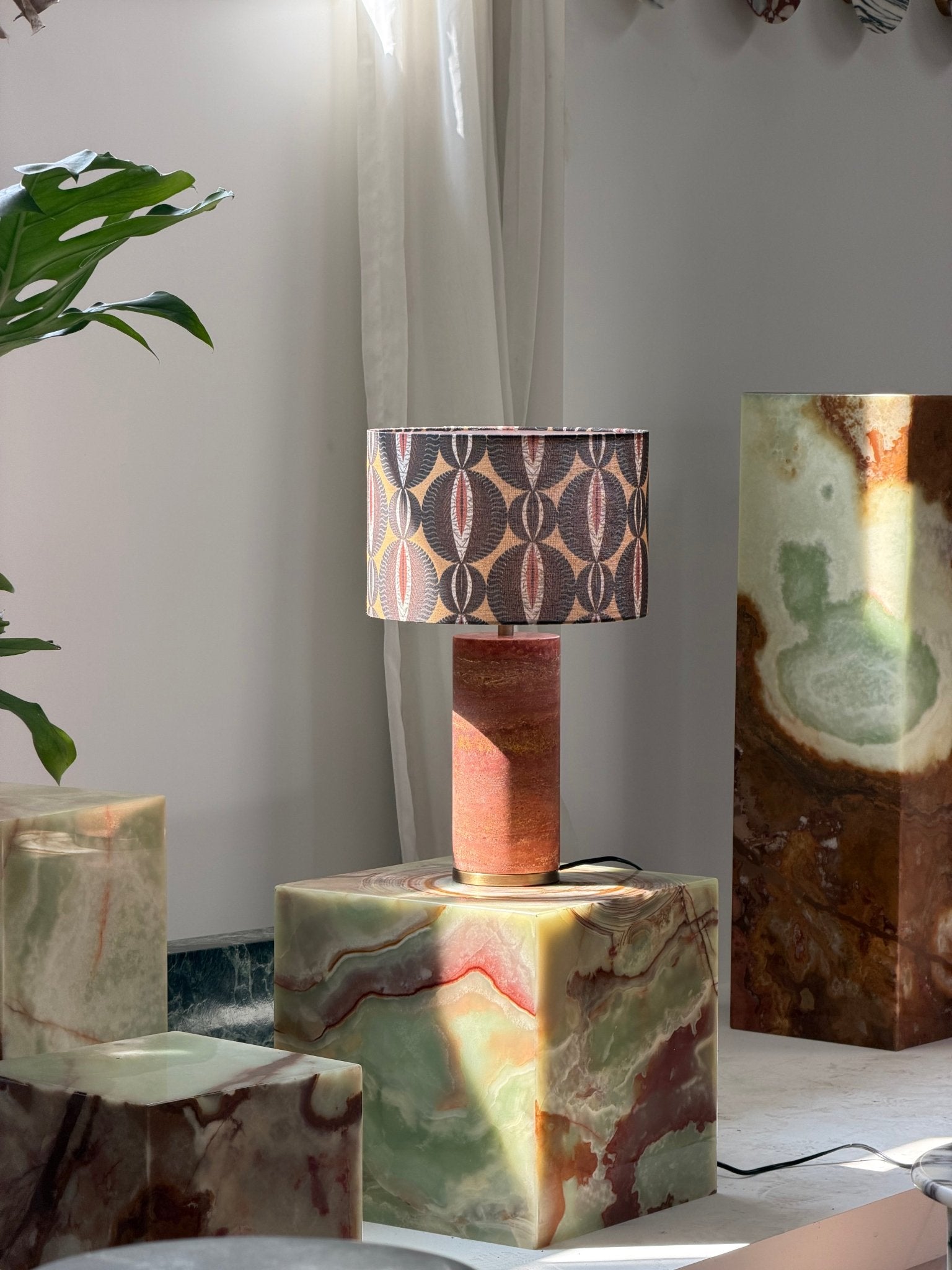 Lampe à poser moderne Hob en pierre, Marbre Rouge travertin et noir