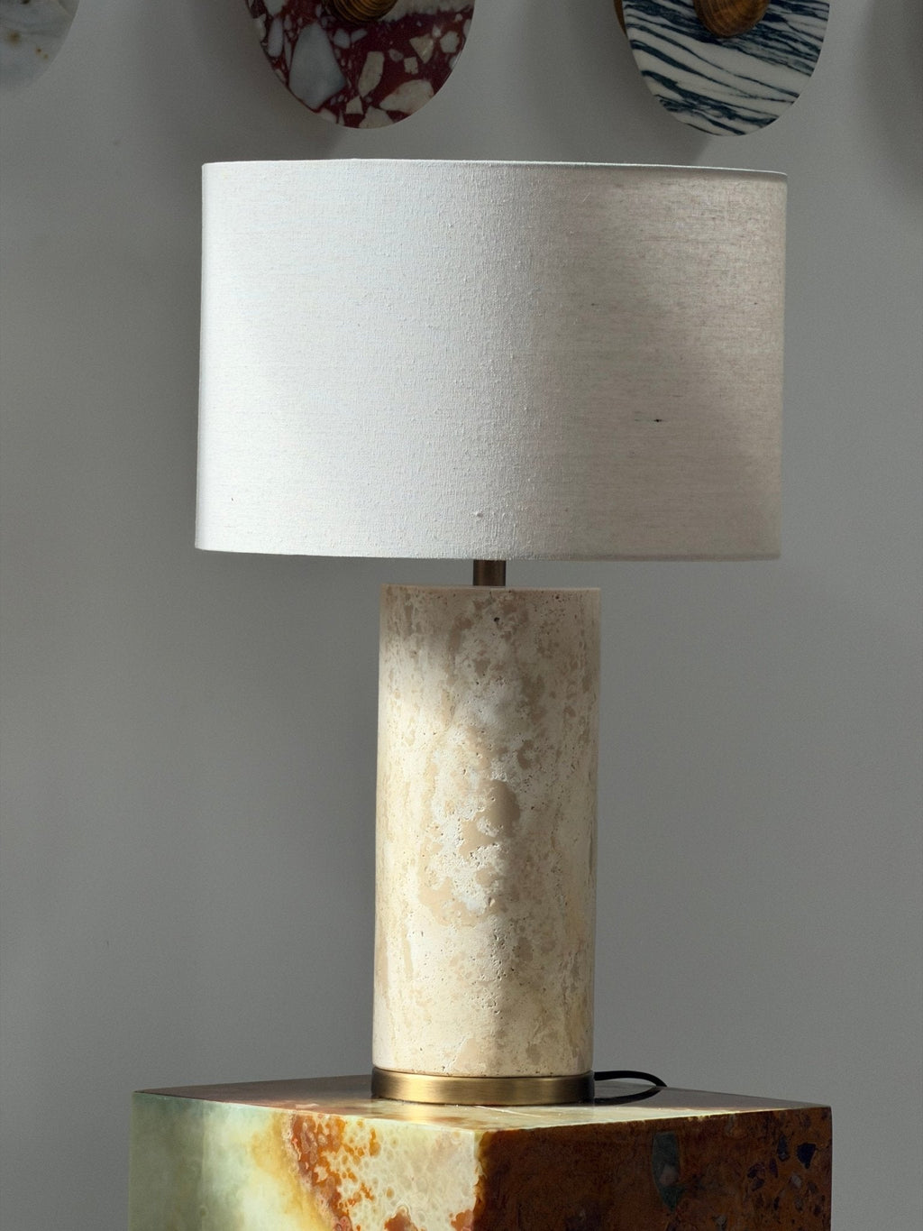 Lampe à poser moderne Hob en pierre, Marbre Rouge travertin et beige