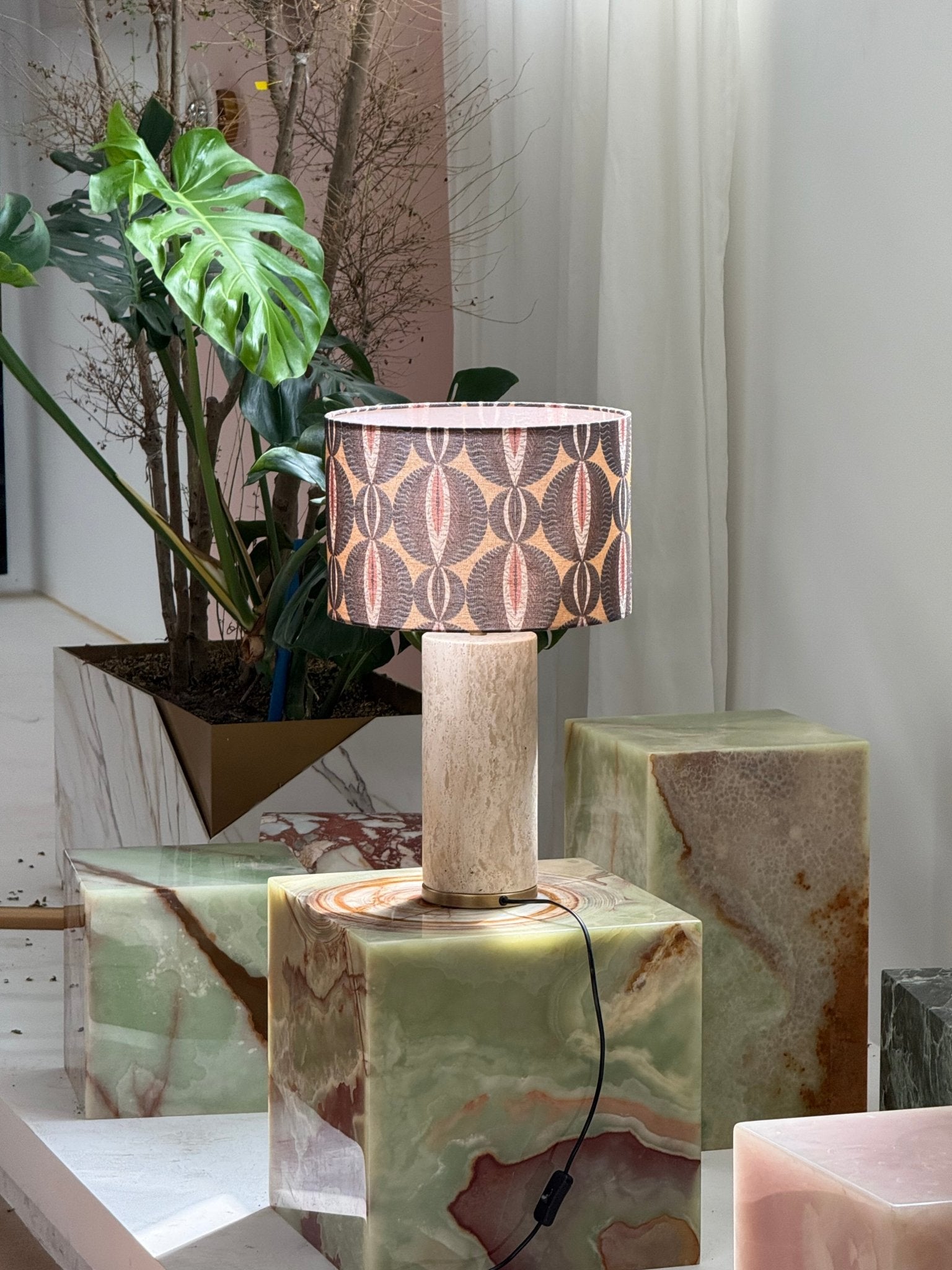 Lampe à poser moderne Hob en pierre, Travertin Vert marbre et beige