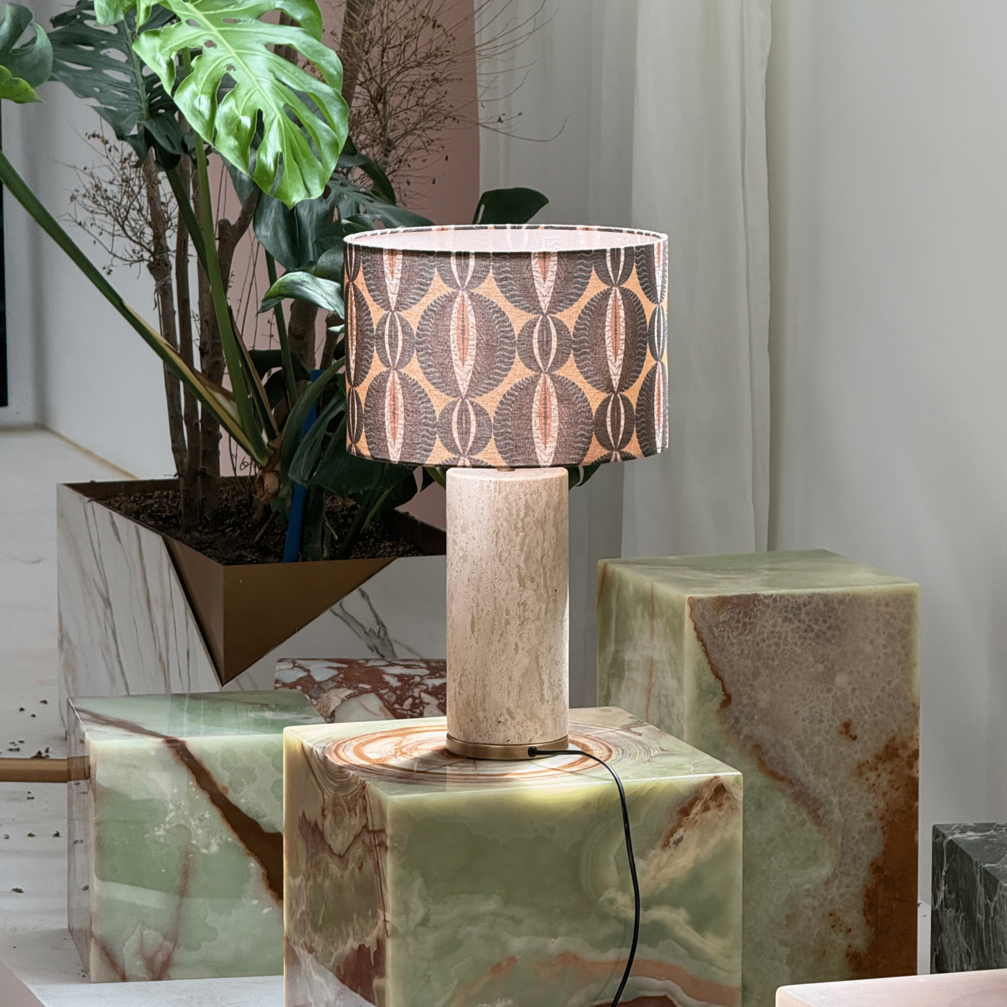 Lampe à poser moderne Hob en pierre, Marbre Travertin jaune et noir