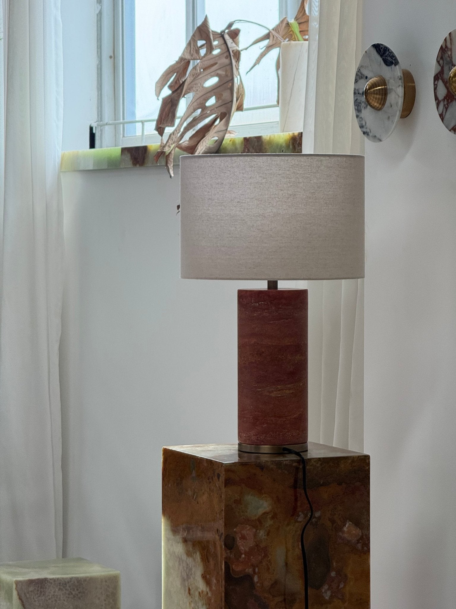 Lampe à poser moderne Hob en pierre, Marbre Rouge travertin et noir