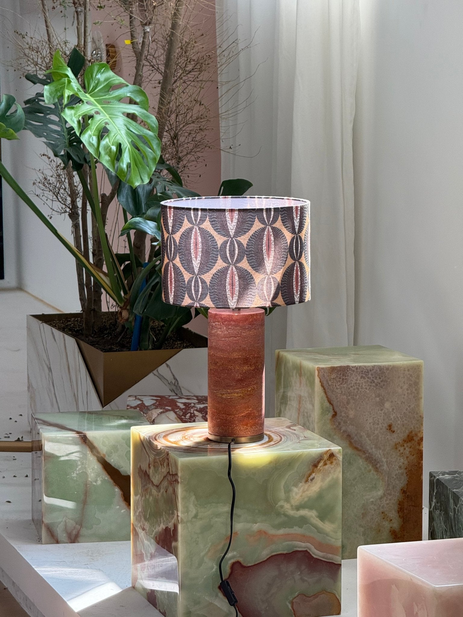 Lampe à poser moderne Hob en pierre, Marbre Travertin jaune et beige