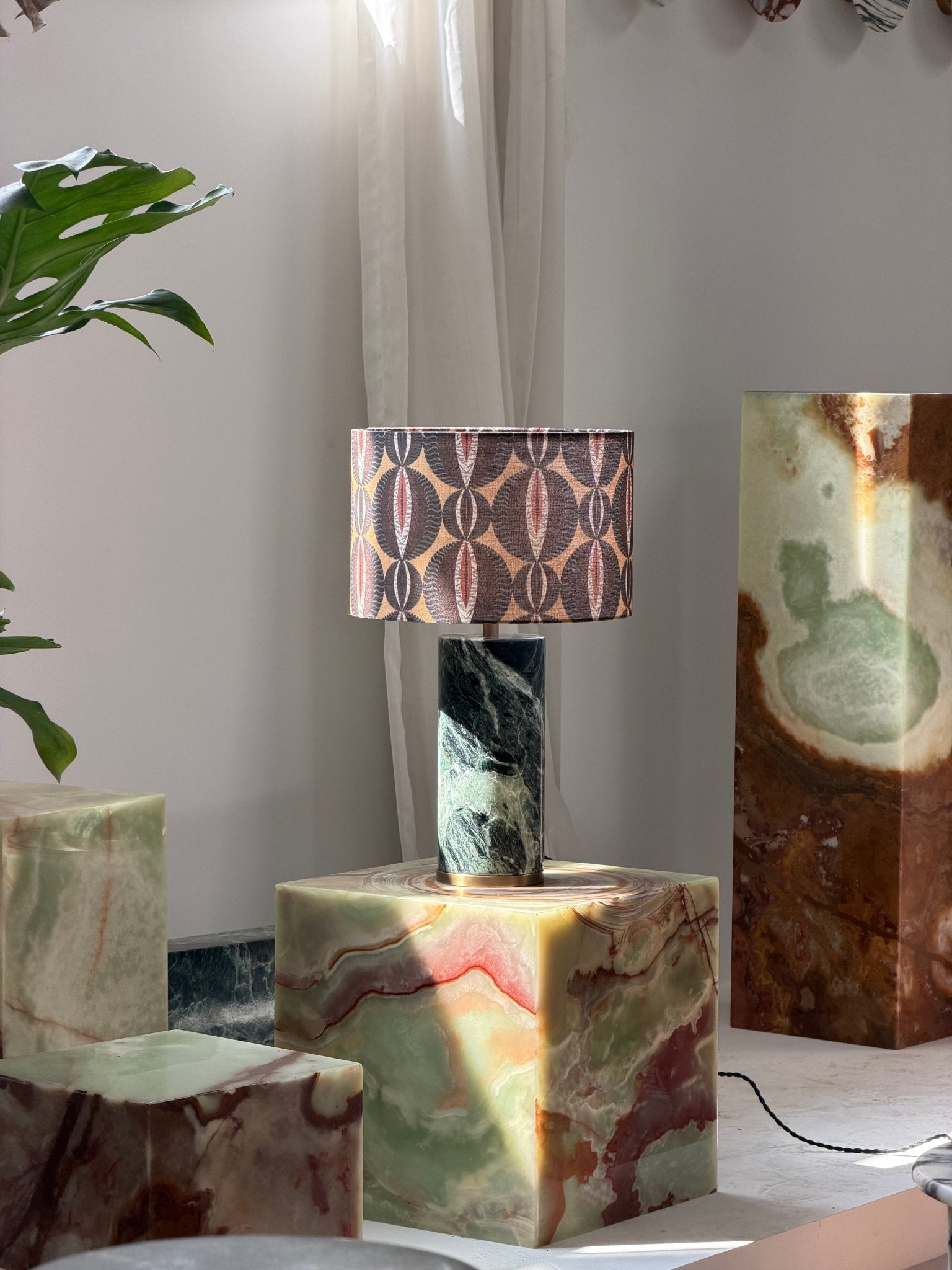 Lampe à poser moderne Hob en pierre, Marbre Rouge travertin et noir