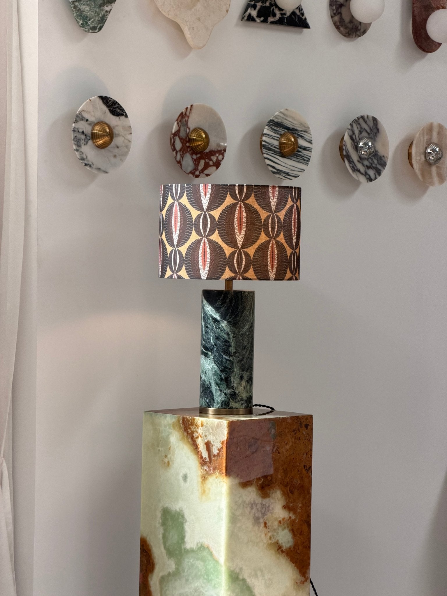 Lampe à poser moderne Hob en pierre, Travertin Vert marbre et beige
