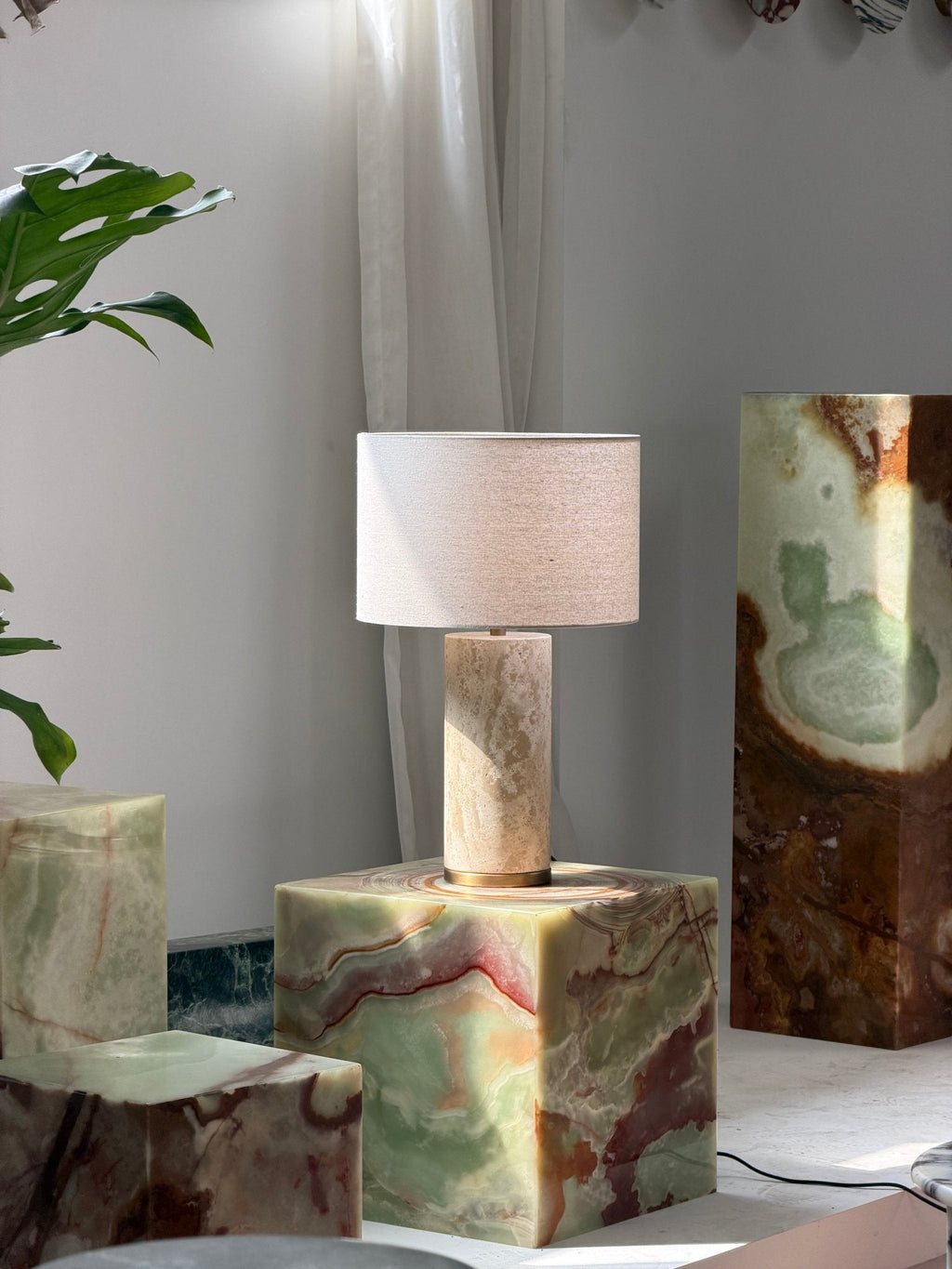 Lampe à poser moderne Hob en pierre, Marbre Travertin jaune et noir