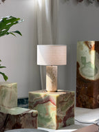 Lampe à poser moderne Hob en pierre, Marbre Travertin jaune et beige