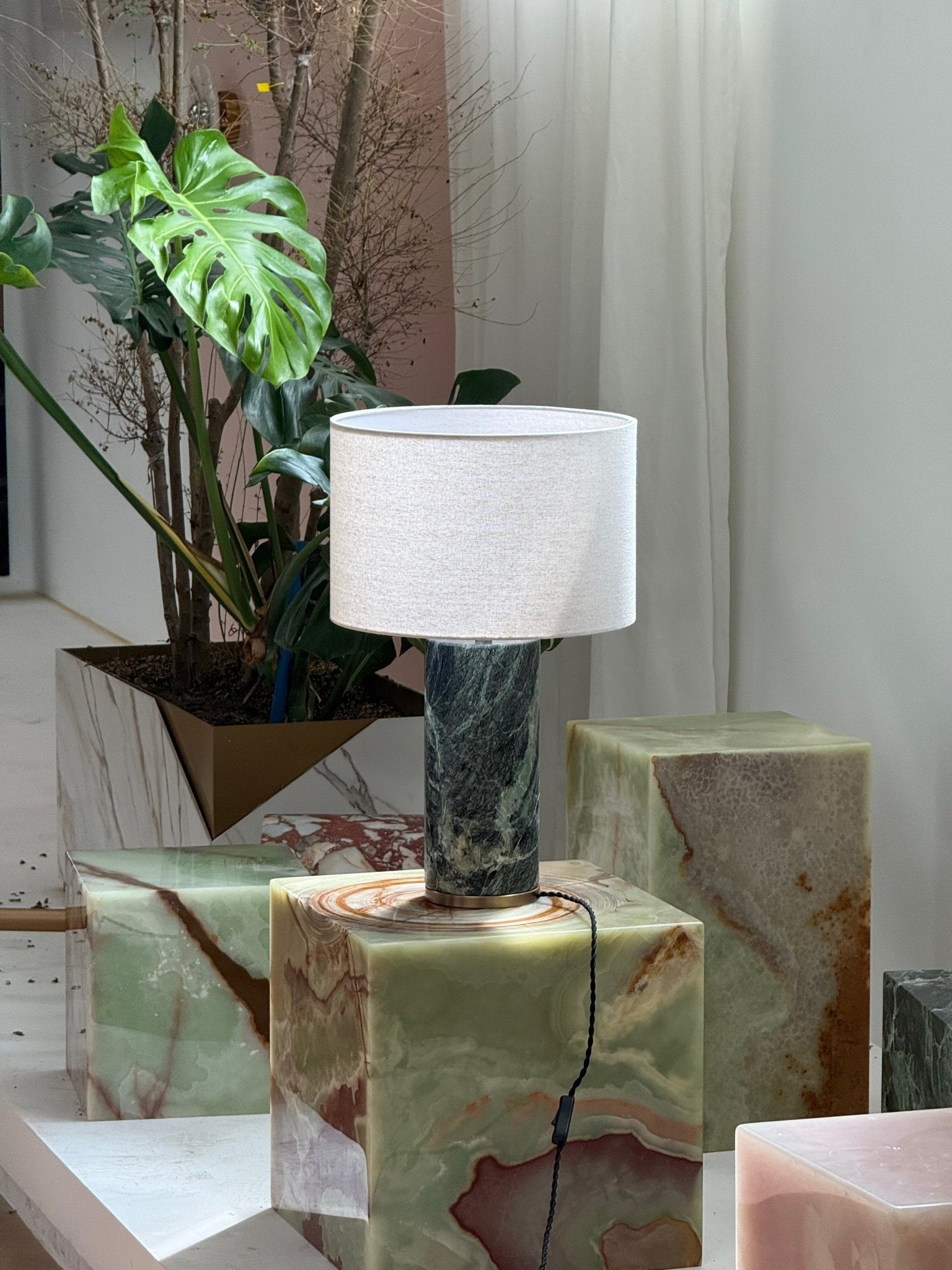 Lampe à poser moderne Hob en pierre, Travertin Vert marbre et noir