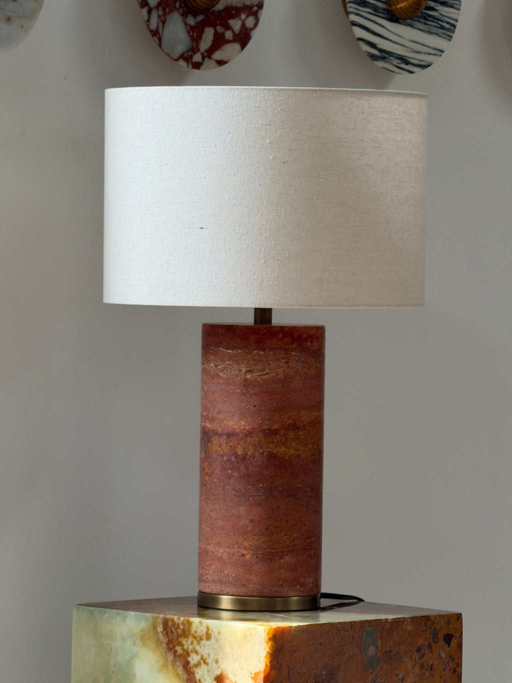 Lampe à poser moderne Hob en pierre, Marbre Travertin jaune et beige