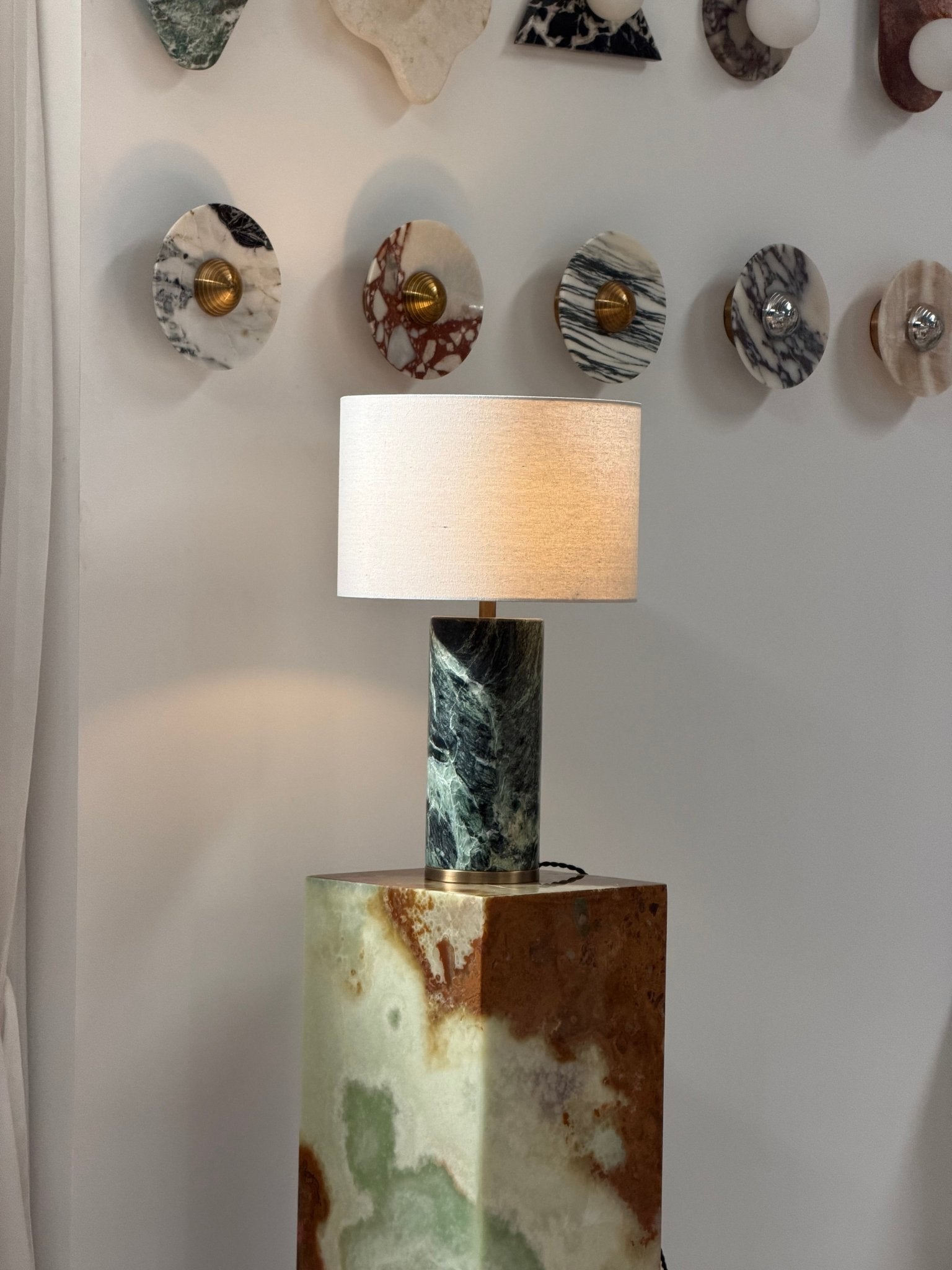 Lampe à poser moderne Hob en pierre, Marbre Travertin jaune et beige