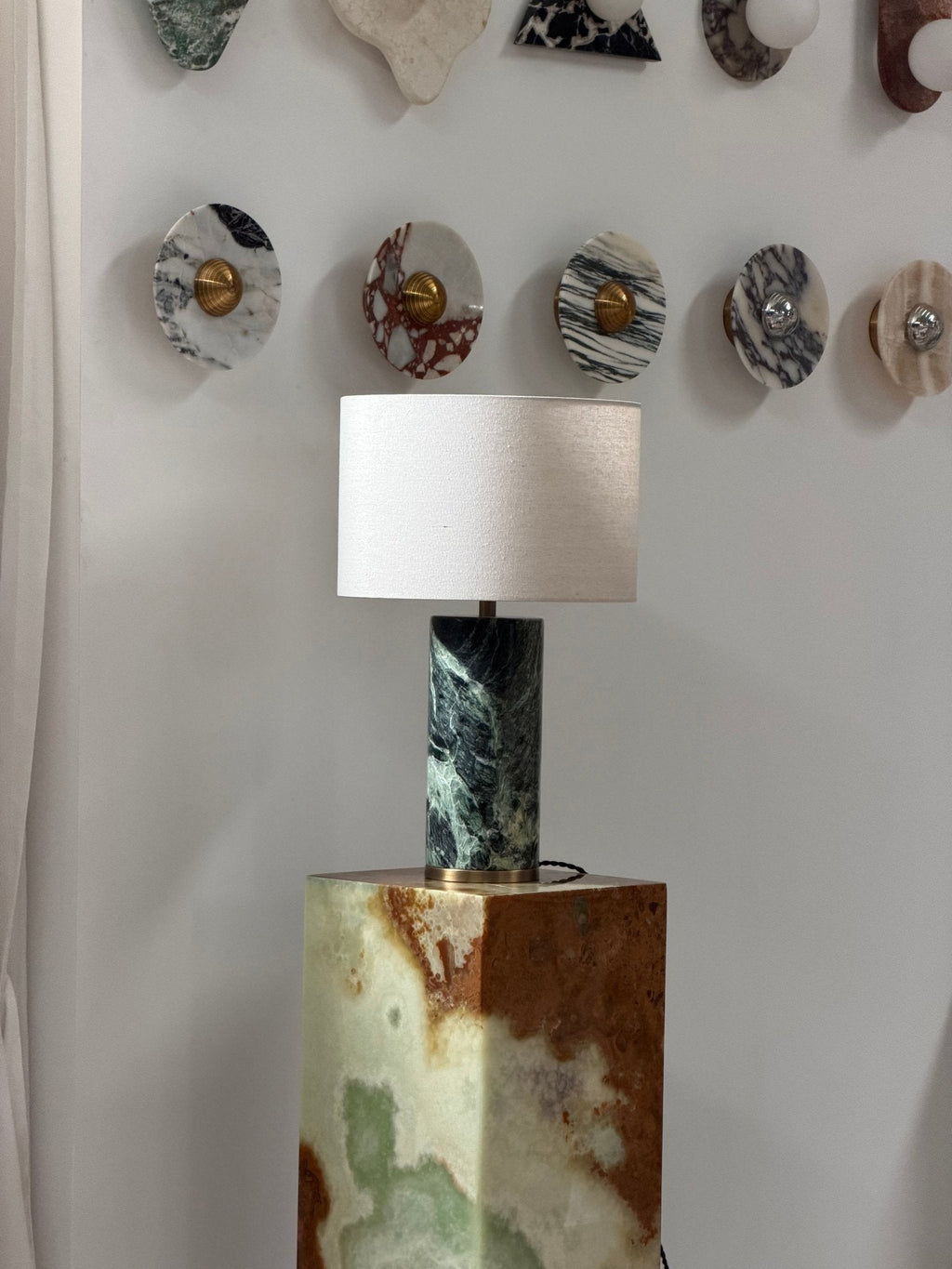 Lampe à poser moderne Hob en pierre, Travertin Vert marbre et beige