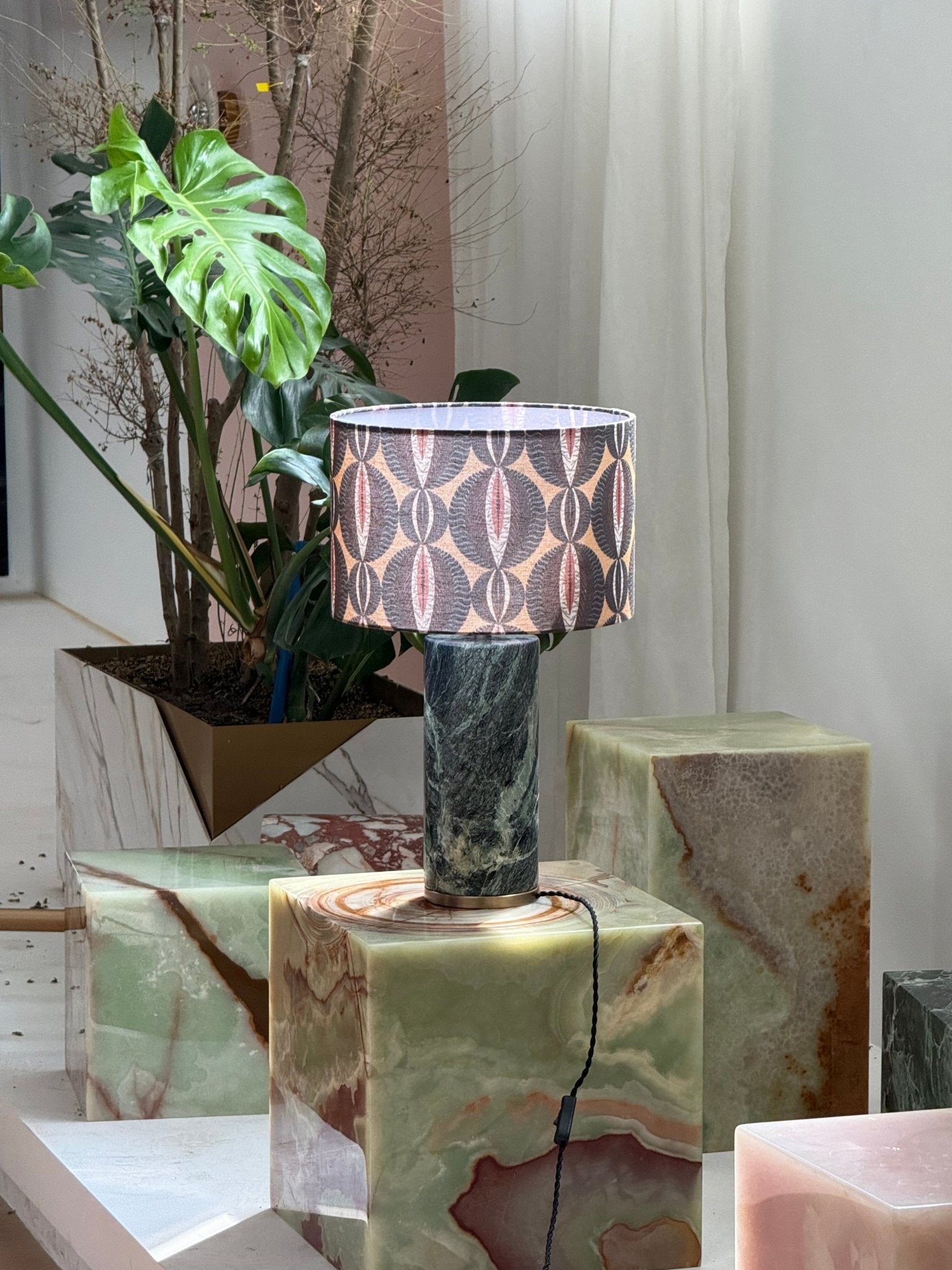 Lampe à poser moderne Hob en pierre, Marbre Travertin jaune et beige